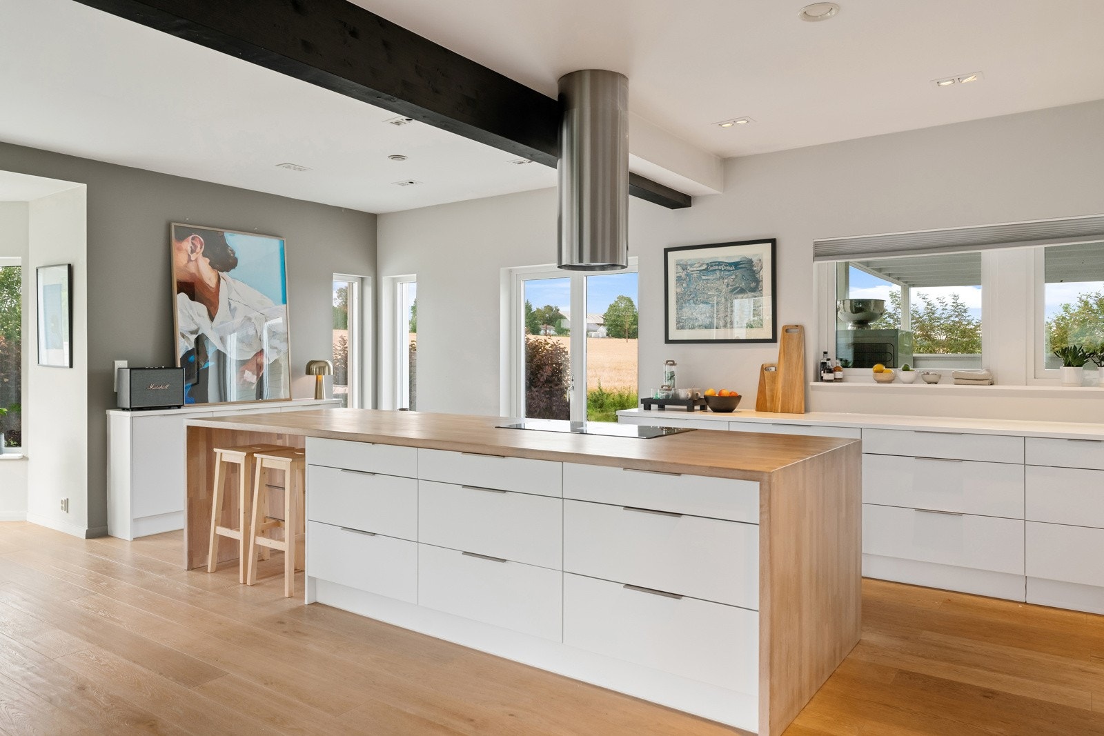 Kjøkkenøy med heltre benkeplate og sitteplasser Galleribilde