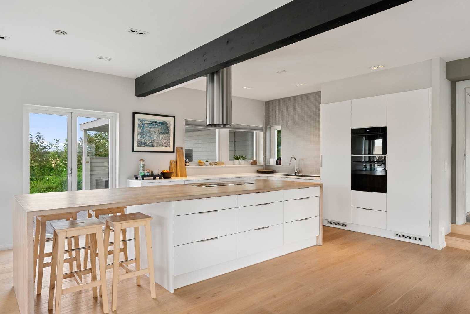 Stort og innholdsrikt kjøkken fra 2011 Galleribilde