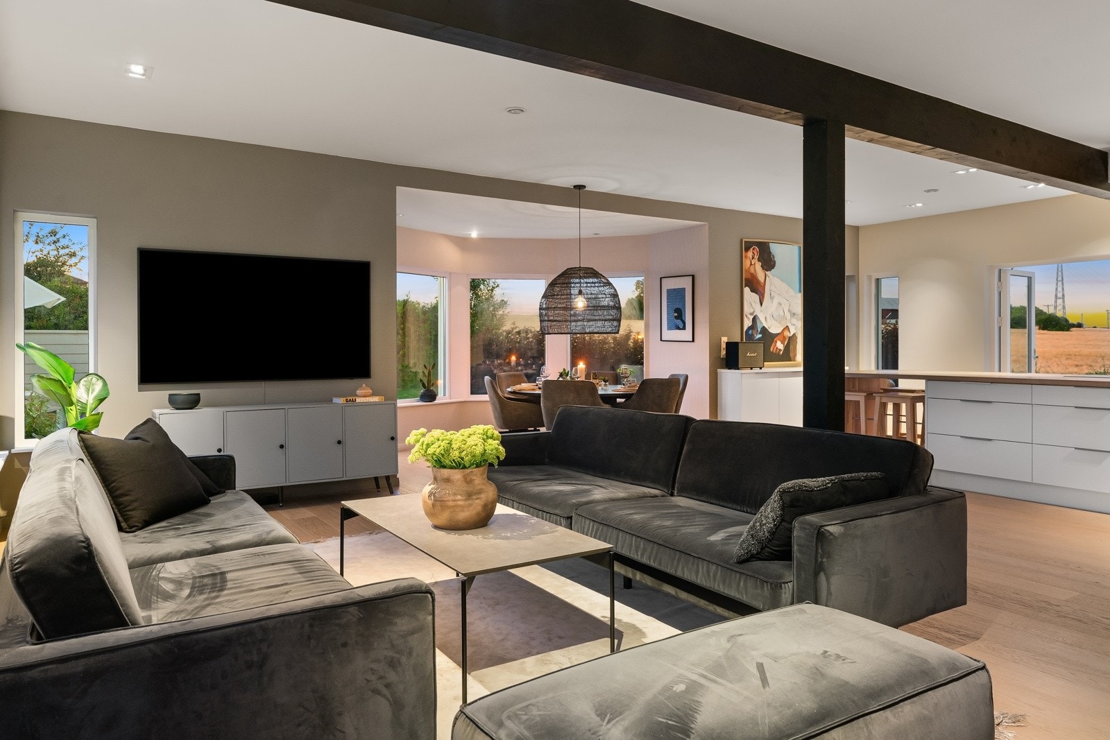 Stuen er svært romslig og naturlig inndelt i soner Galleribilde