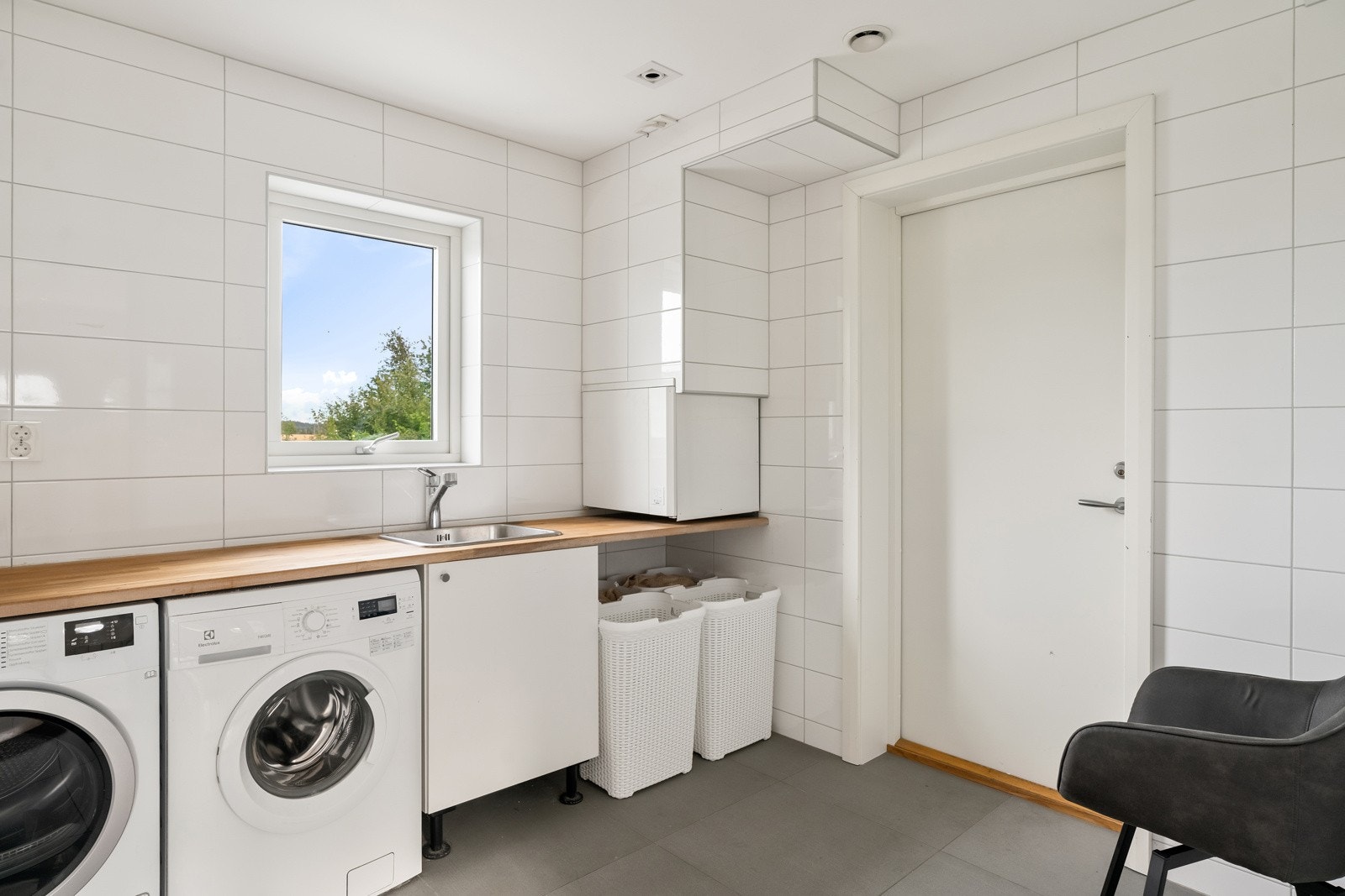 Praktisk vaskerom med innredning Galleribilde