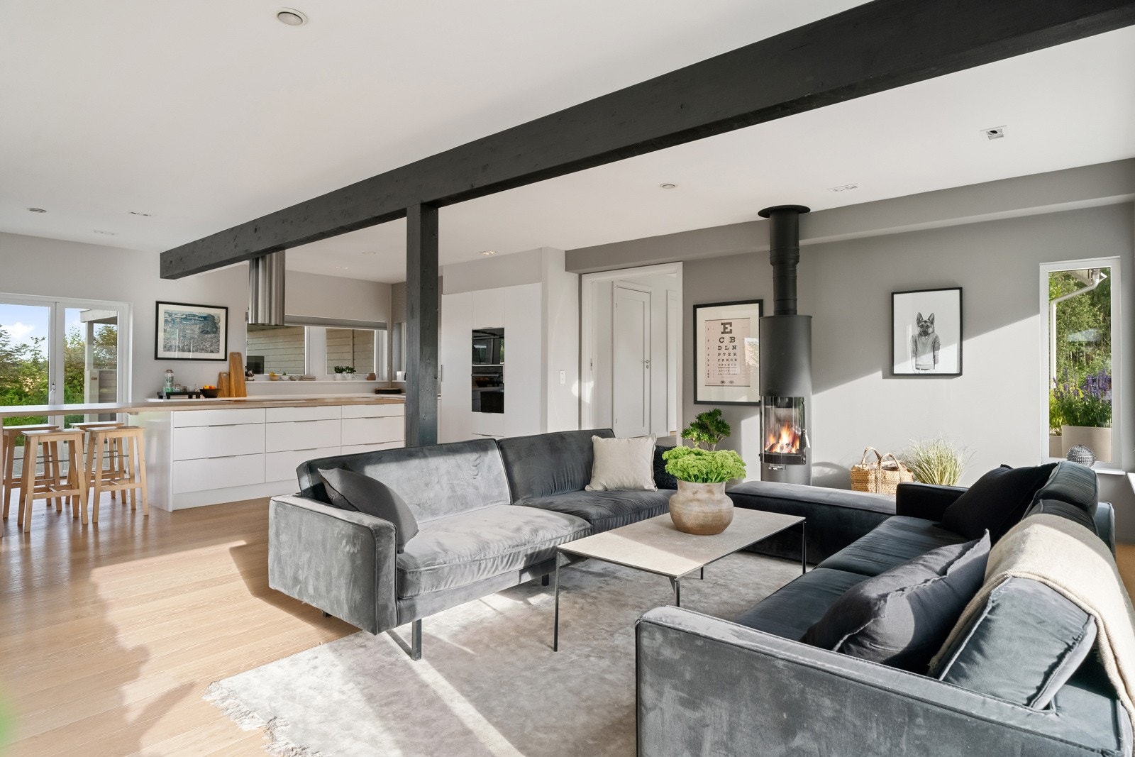 Stue med masse naturlig og gjennomgående lys - Vannbåren varme Galleribilde