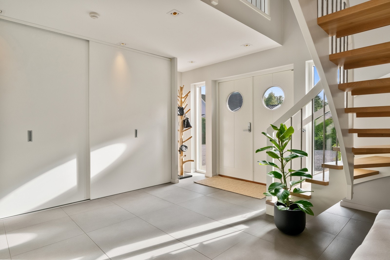 Stort og praktisk inngangsparti med god garderobeløsning Galleribilde