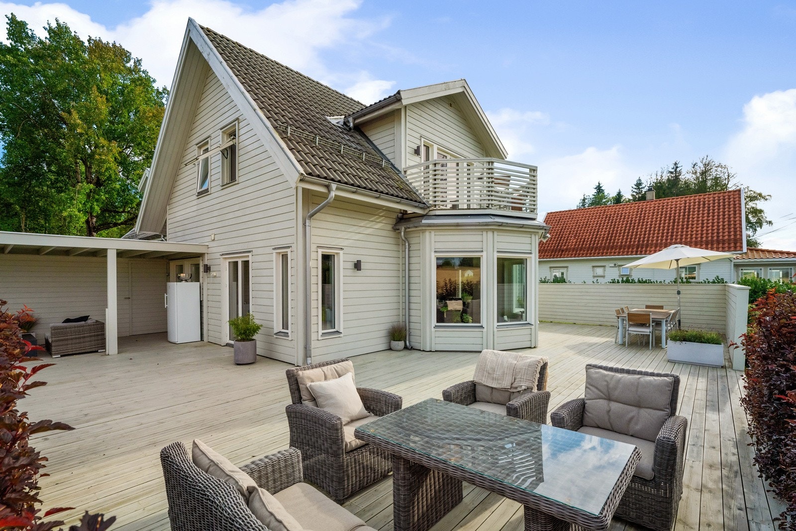 Klassisk familiebolig fra 2011 - Terrasse på ca 140 kvm rundt boligen Galleribilde