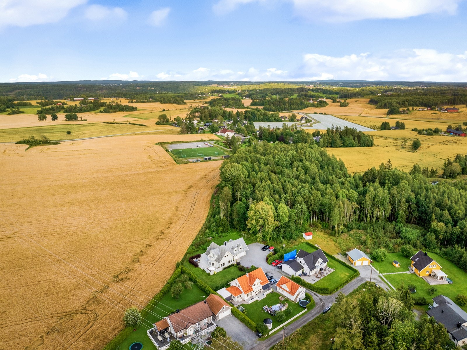 Sjelden anledning - Stor familievilla fra 2011 - Bo landlig og sentralt i barnevennlige omgivelser Galleribilde