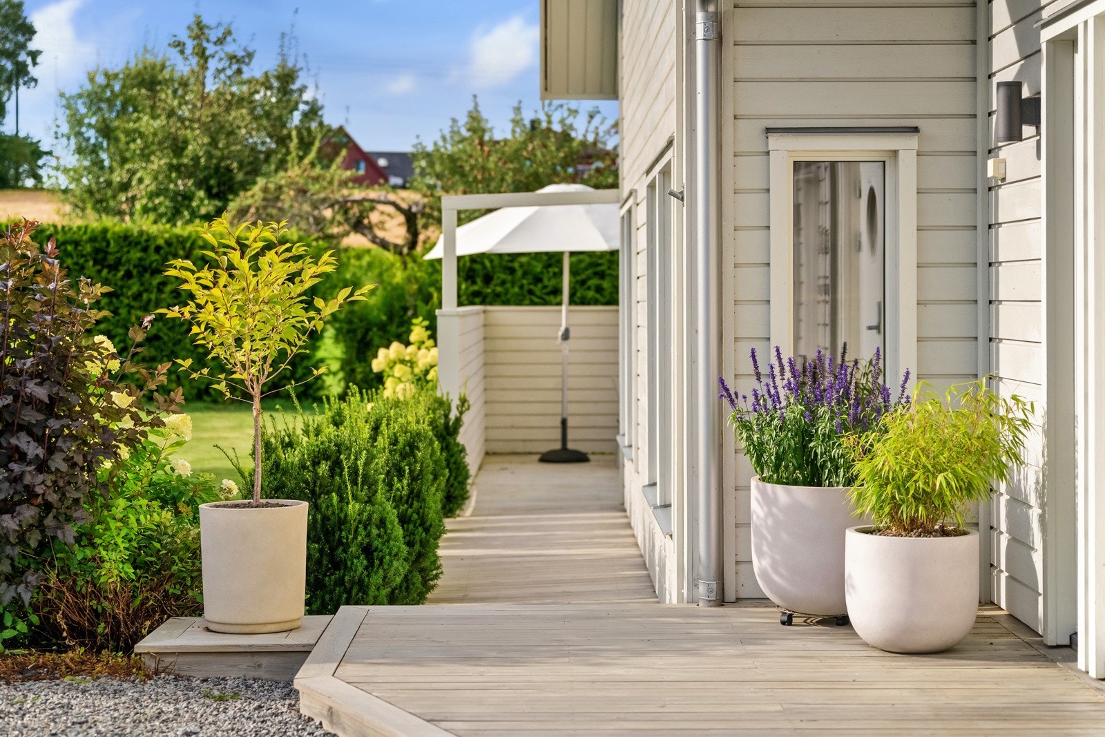 Svært gjennomførte uteområder rundt boligen Galleribilde