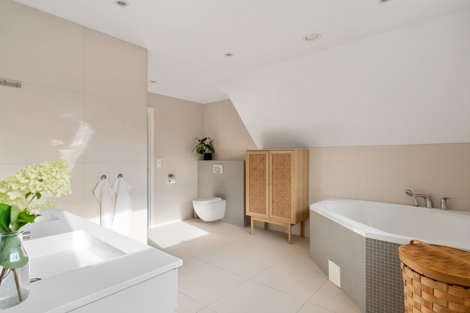 Lekkert bad i andre etasje Galleribilde