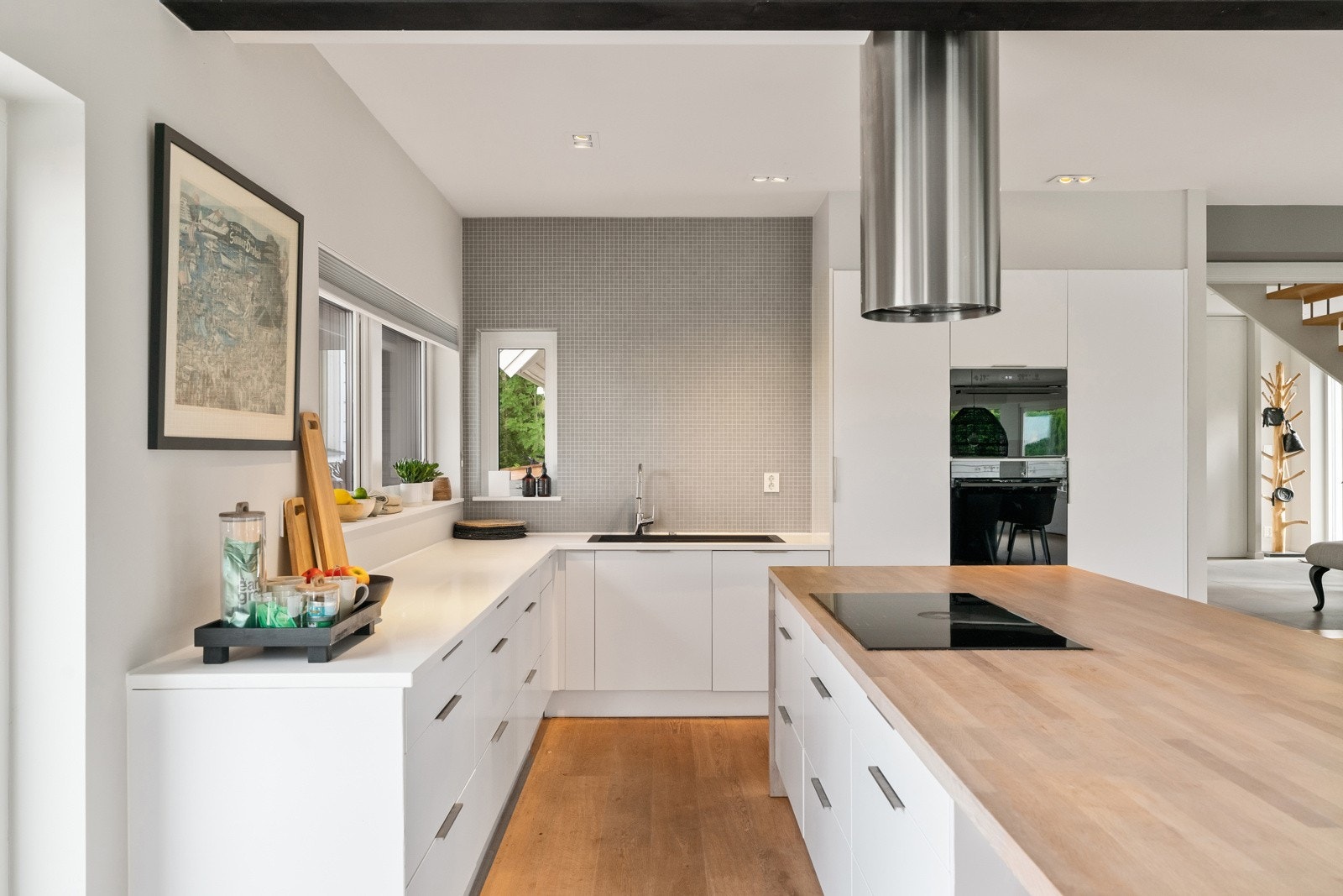 Ventilator med avtrekk ut - Lekre fliser som kontrastvegg og med praktisk funksjon Galleribilde