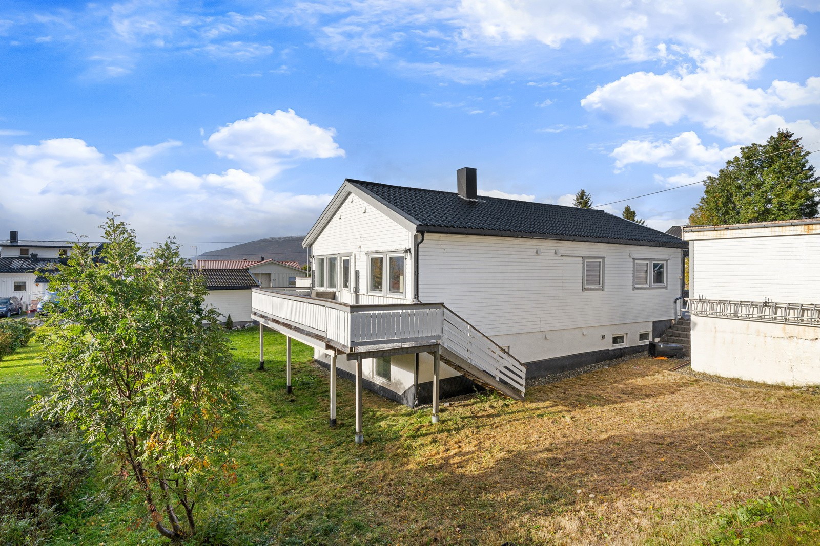 Barnevennlig beliggenhet på Mortensnes, med kort gåavstand til både barnehage og skole.