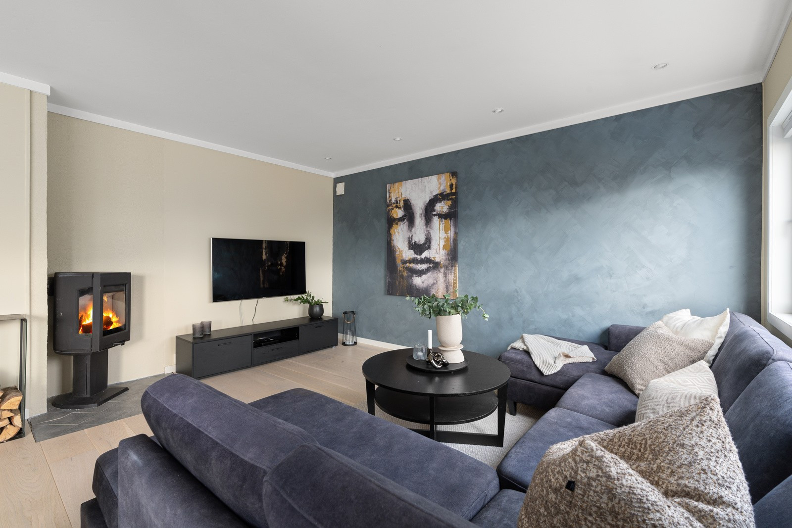 I stuen har du flere muligheter for å etablere de sosiale sonene med sofa, tilhørende sofabord m.m.