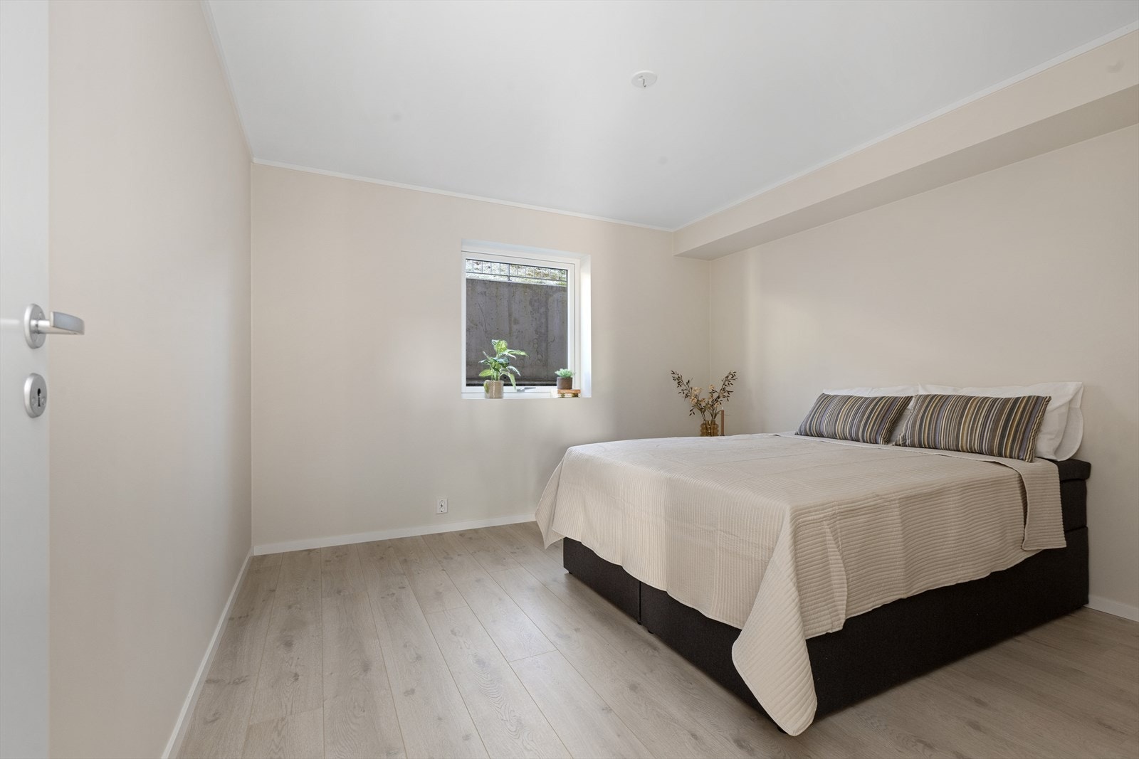 Begge soverommene har laminatgulv fra Pergo med vannbåren gulvvarme og malte gipsvegger. Malte gipstak med takpunkt for taklamper Galleribilde