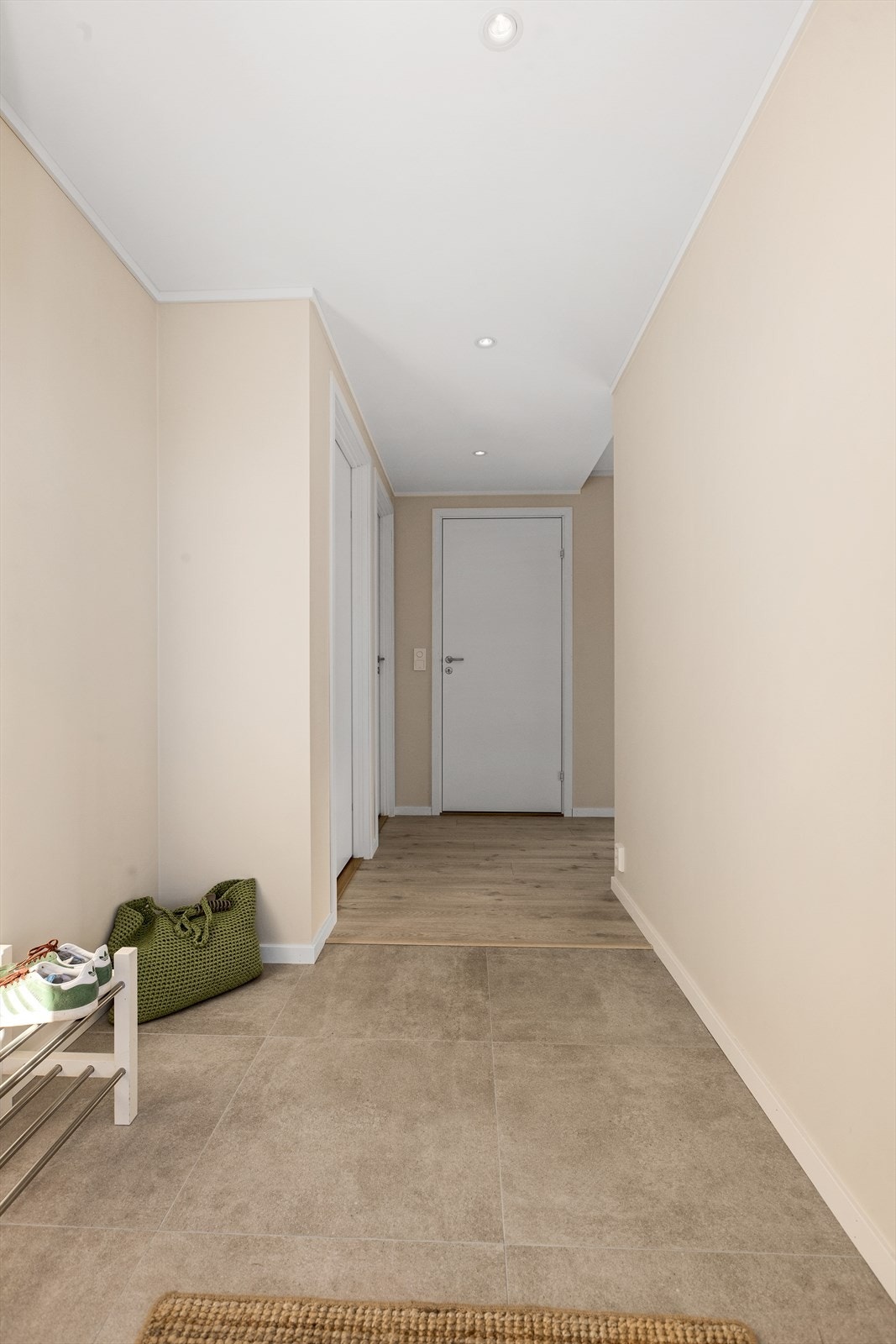 Velkommen inn! Gang med laminatgulv fra Pergo med vannbåren gulvvarme og malte gipsvegger. Malt gipstak med innfelte LED downlights med dimmer Galleribilde