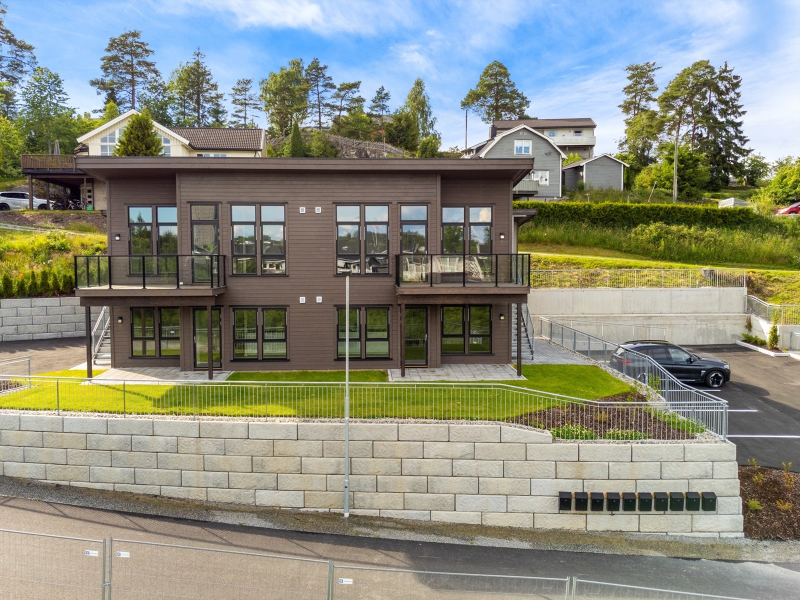 Til hver leilighet hører egen parkeringsplass på oppmerket plass i sameiets asfalterte gårdsplass.
Alle parkeringsplassene leveres med elbil ladere ferdig montert til hver leilighet. I tillegg kommer felles gjesteparkeringsplass inne på sameiets tomt Galleribilde