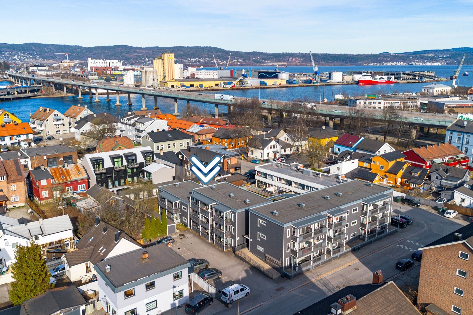 Kort gangavstand til sentrum med alle servicetilbud samt til buss- jernbanestasjon med god kommunikasjon til Oslo. Galleribilde