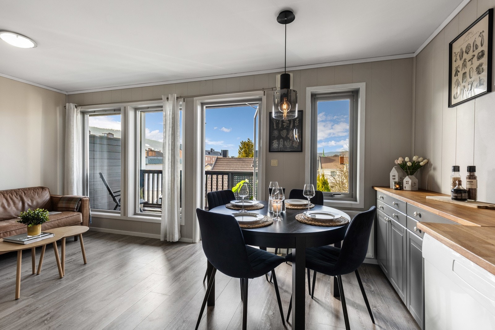 Stue / Spisestue med flott utstyn. Galleribilde