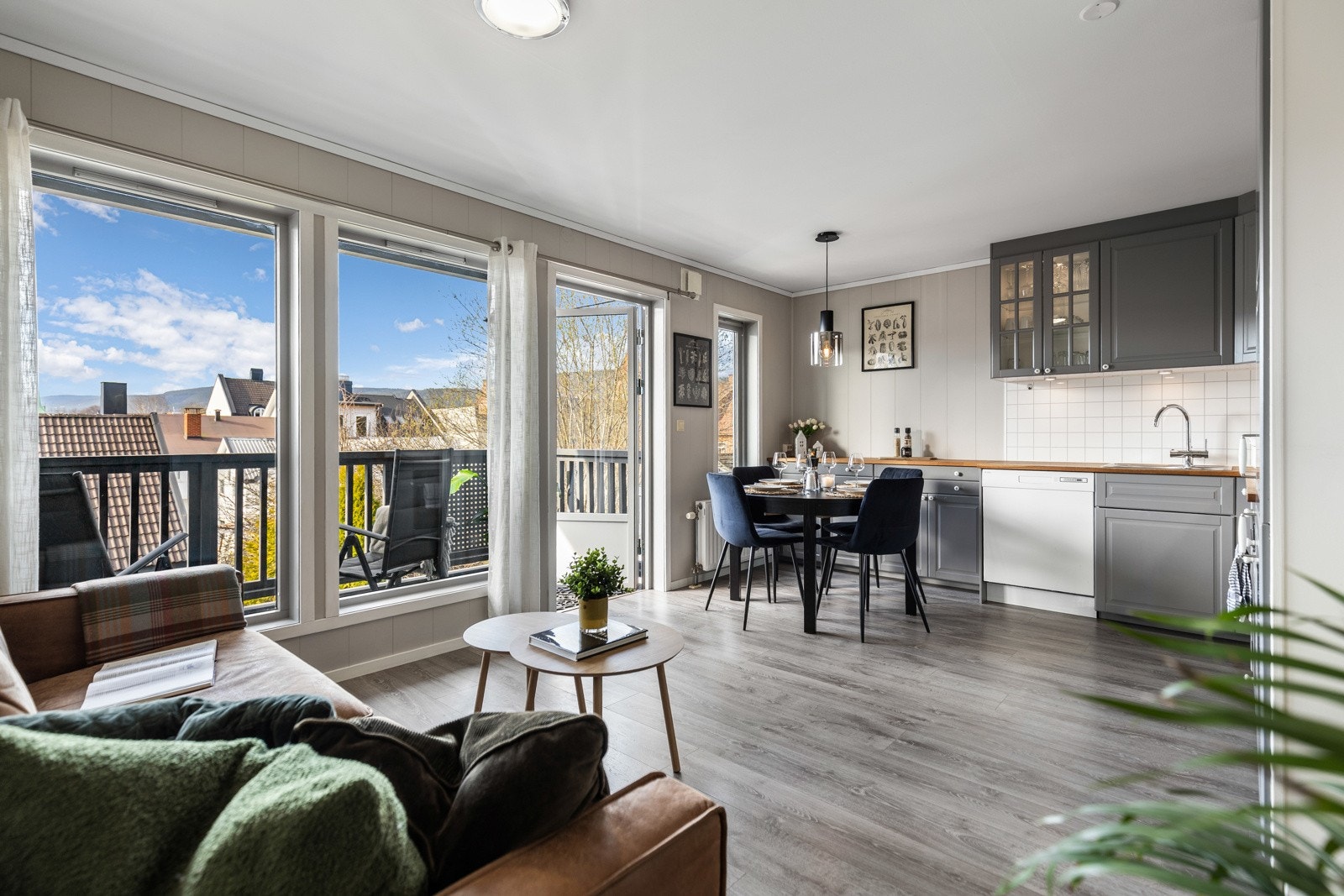 Store vindusflater slipper inn godt med naturliglys i stuen og kjøkkenet. Galleribilde