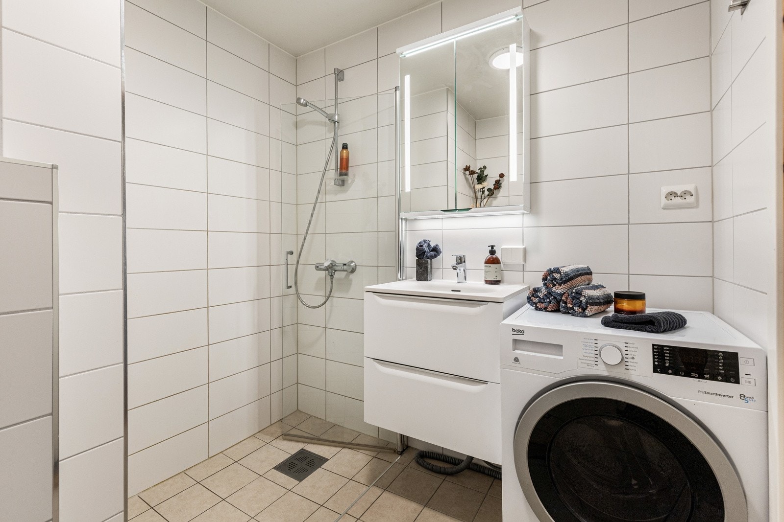 Bad fra 2021. Det er opplegg til vaskemaskin og tørketrommel på badet. Galleribilde