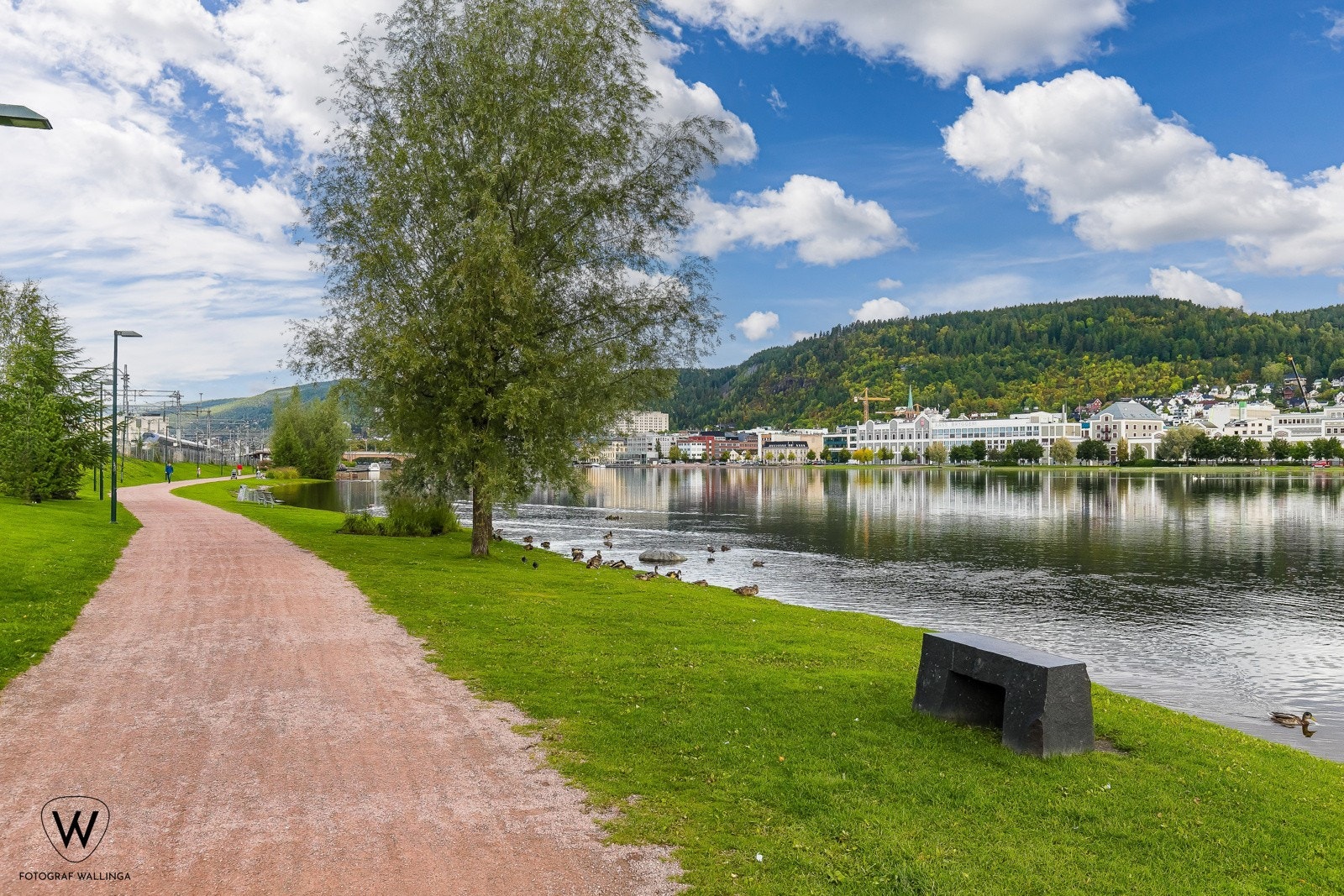 Tursti rundt elva. Galleribilde