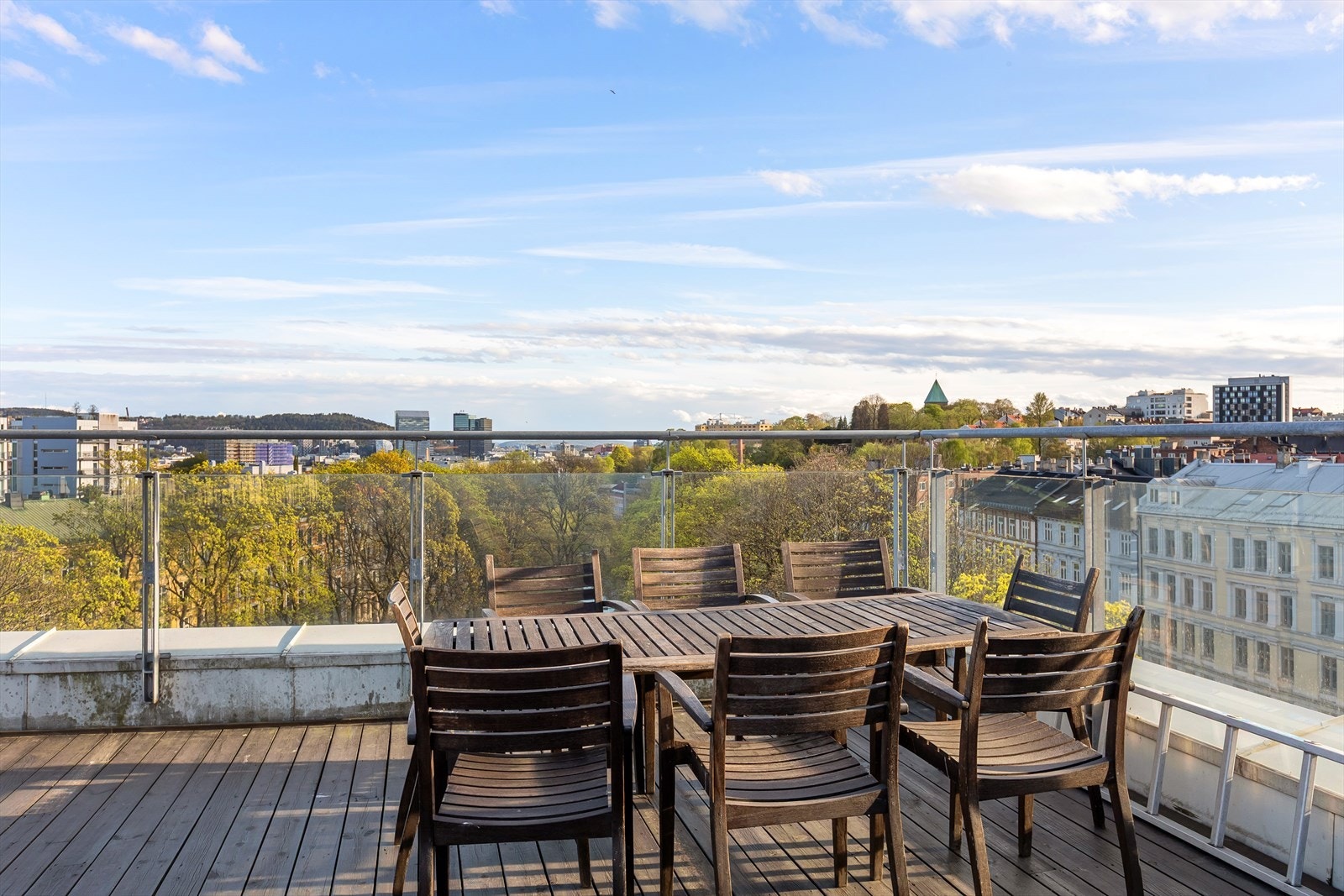 Enkel tilgang til felles takterrasse med fantastisk utsikt og masse sol Galleribilde