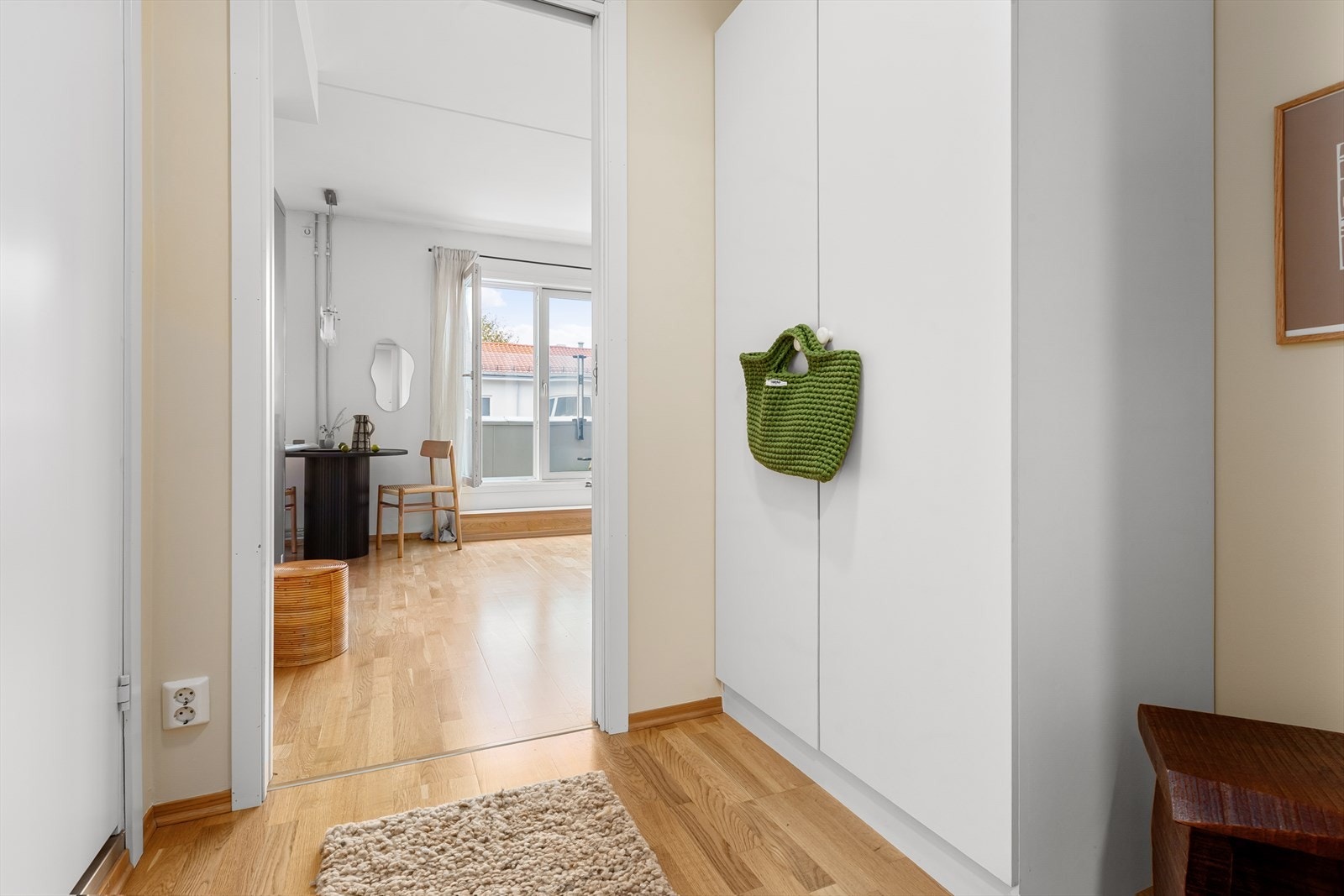 Lys og pen entrè med garderobeskap Galleribilde