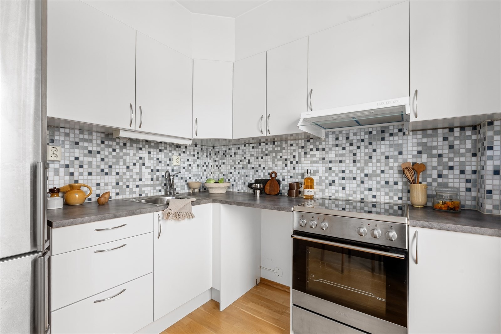 Kjøkkenet er utstyrt med frittstående hvitevarer som medfølger handelen. Det er opplegg for oppvaskmaskin Galleribilde