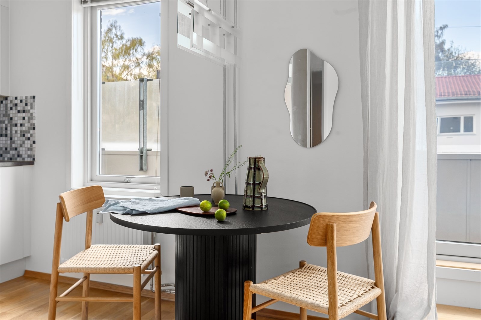 Leiligheten varmes opp via radiatorer tilknyttet felles varmeanlegg. A-konto fyring og varmtvann er inkludert i felleskostnadene Galleribilde