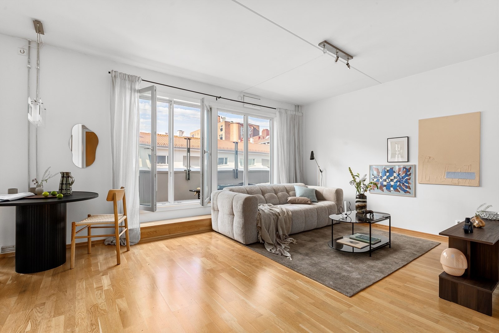 Leiligheten ligger fint til i 3. etasje med heisadkomst Galleribilde