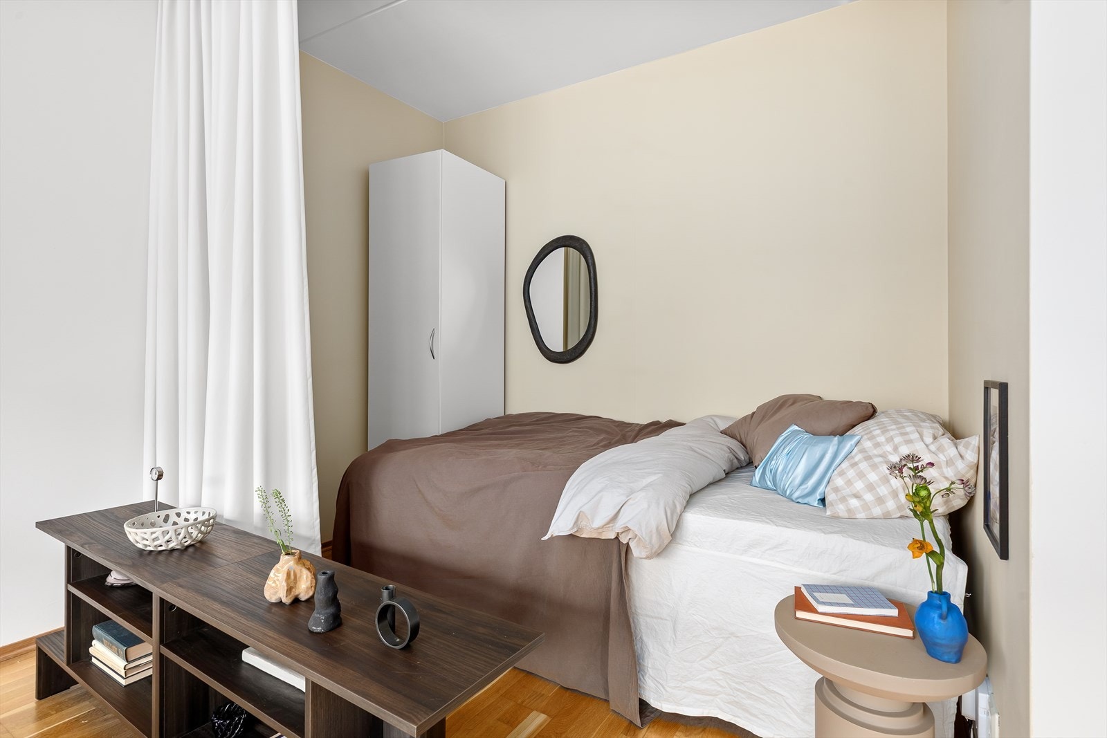 Her har du plass til dobbeltseng og nattbord Galleribilde