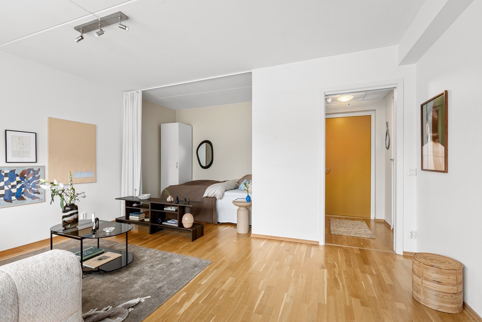 Praktisk sovealkove i enden av stuen Galleribilde