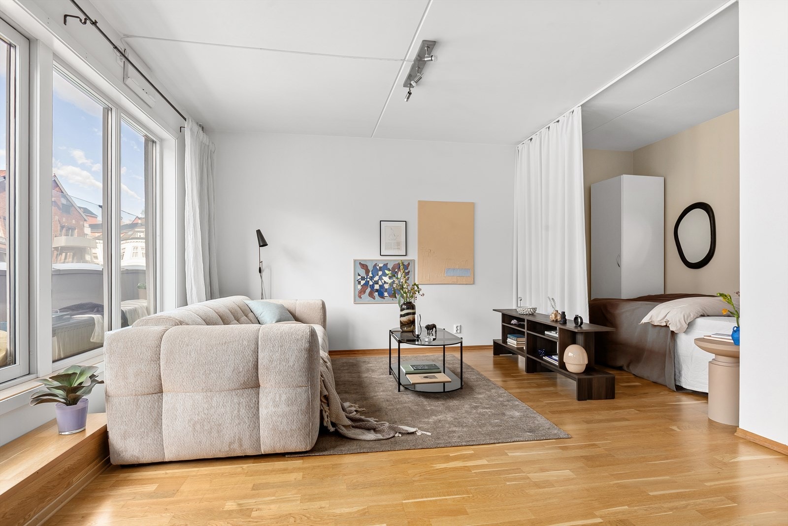 Leiligheten har store og flotte vindusflater som slipper inn godt med lys Galleribilde