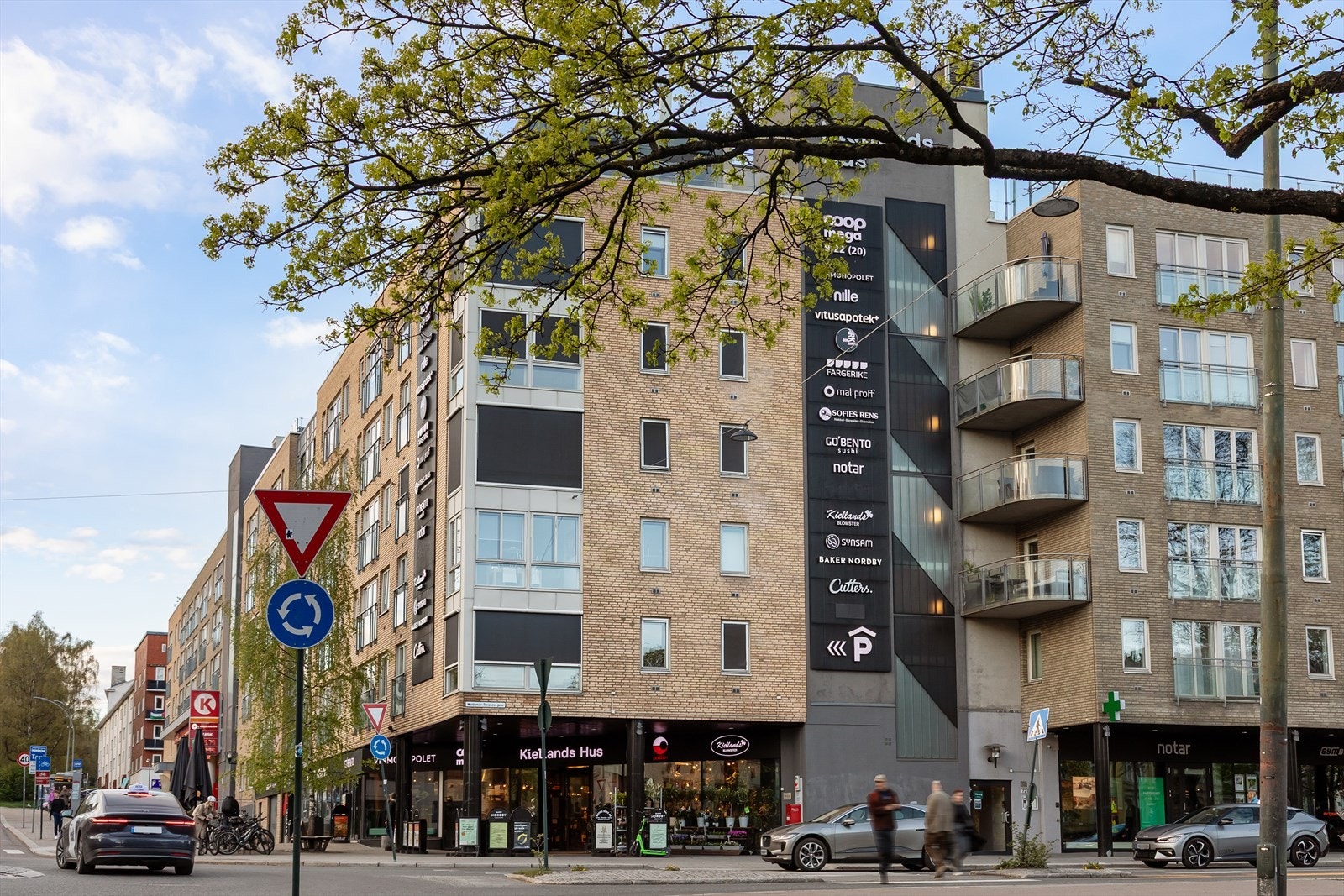 Fra leiligheten har du umiddelbar nærhet til Kiellands Hus med matvarebutikk, frisør, vinmonopol, apotek og kafe Galleribilde