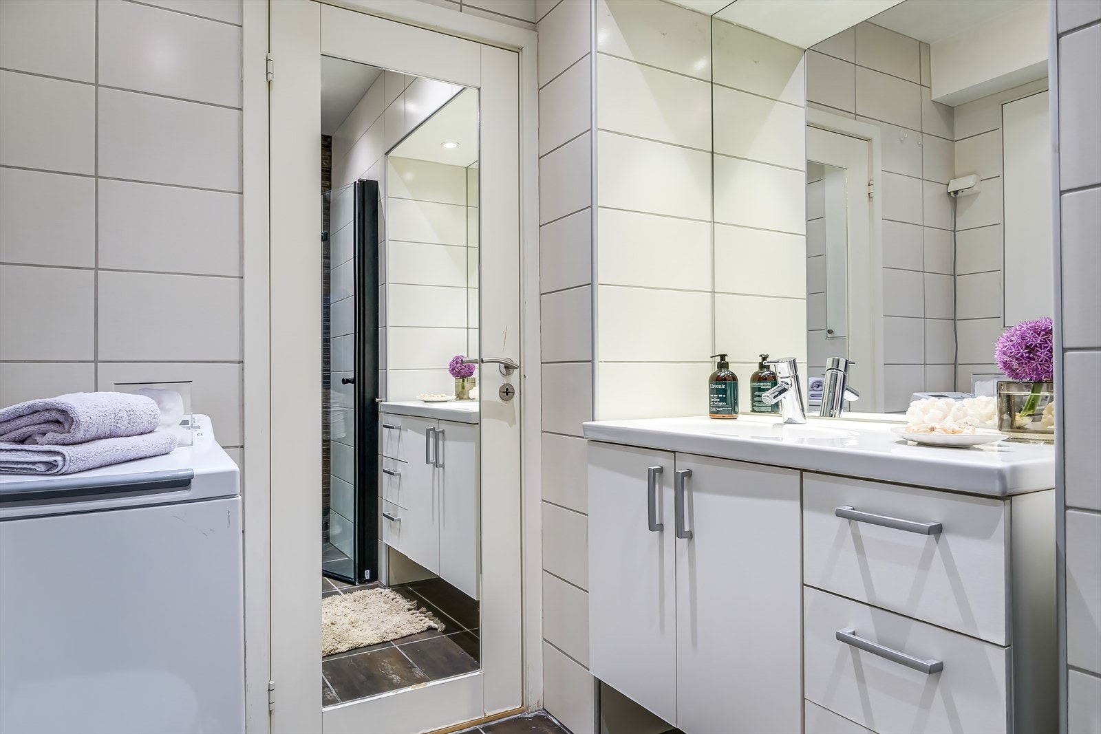 Flislagte overflater i en lys og tidsnøytral utførelse. Opplegg for vaskemaskin t.v. Galleribilde