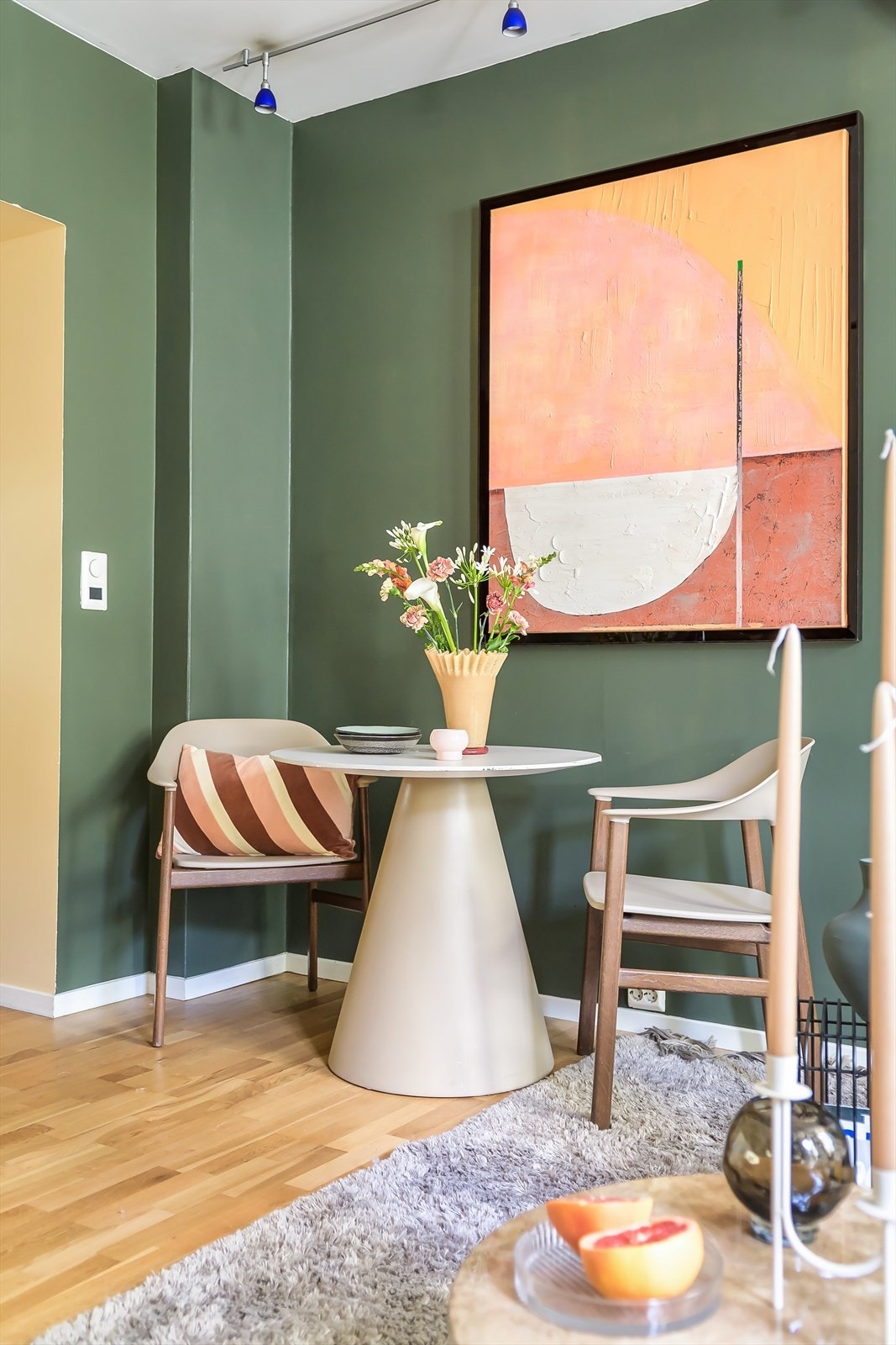 Spiseplassen finner sin naturlige plass mellom kjøkken og stue. Galleribilde