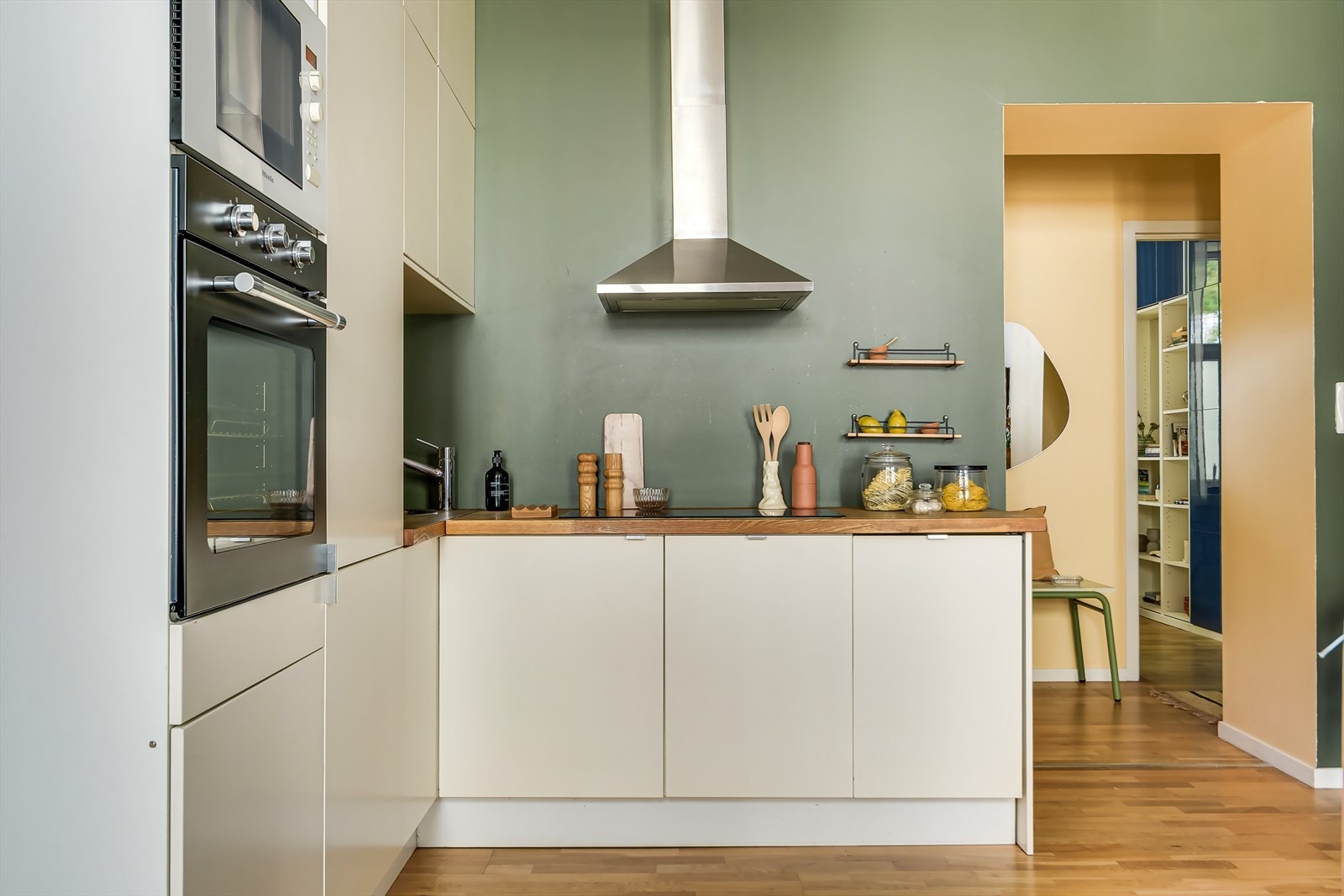 Kjøkkenet har en praktisk L-form og takhøyinnredning som gir godt med oppbevaringsplass. Galleribilde