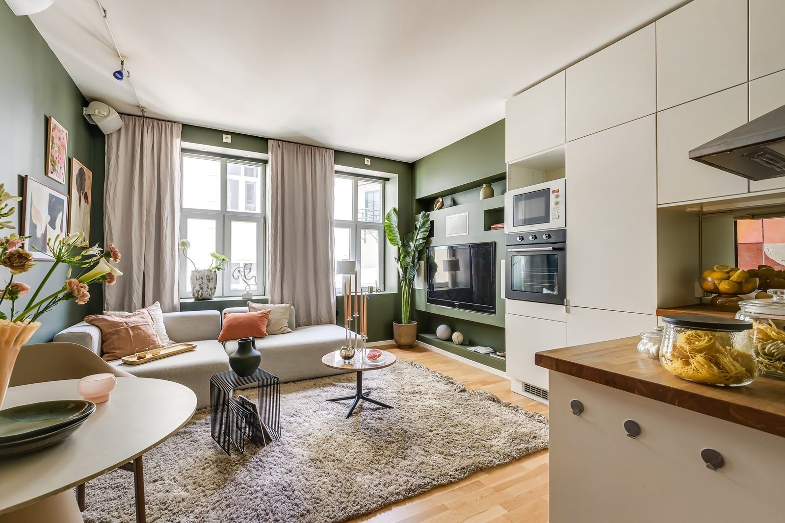 Planløsningen er god og arealeffektiv hvor stue, spiseplass og kjøkken utgjør et stort allrom. Galleribilde