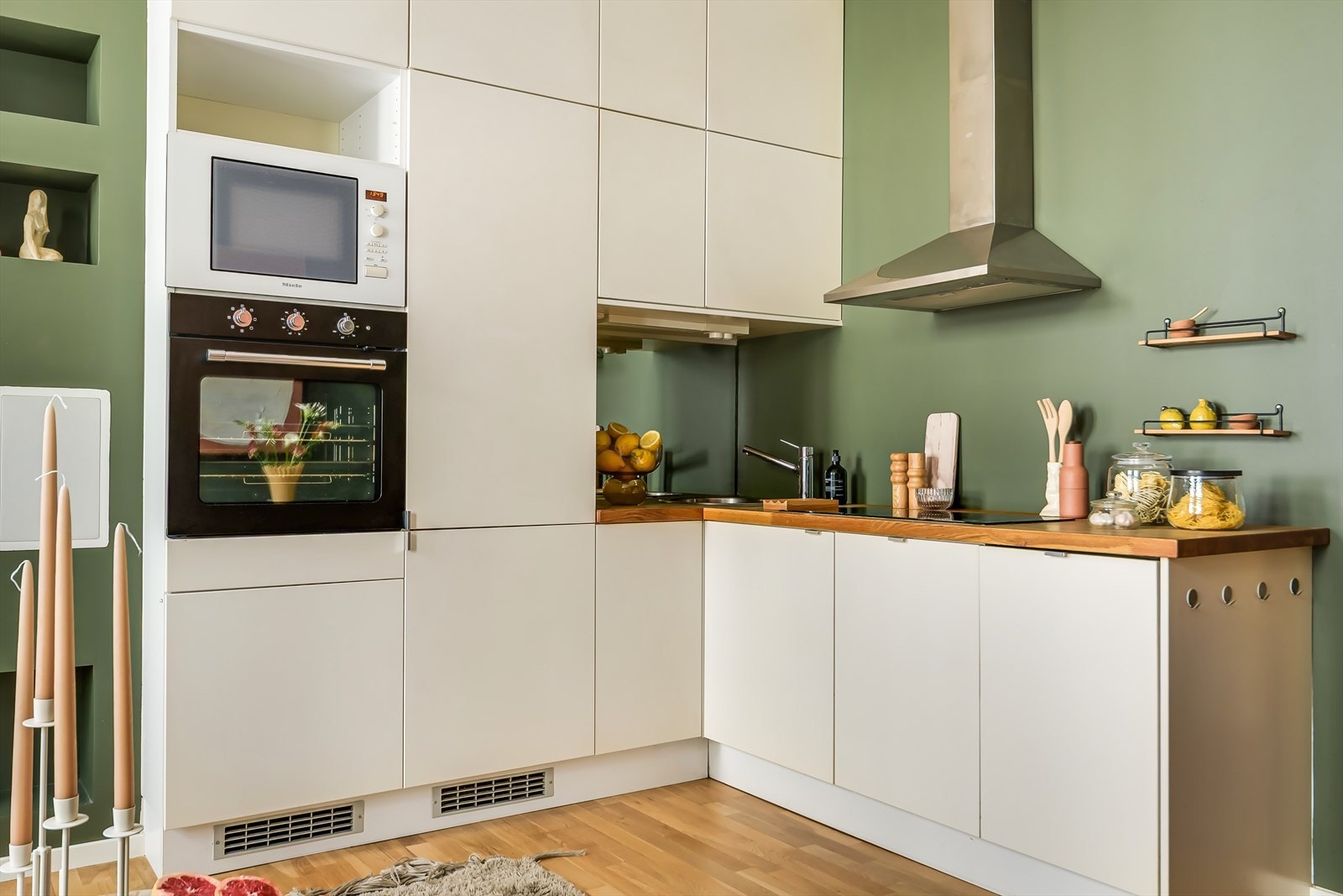 Lyse, glattlakkerte fronter fra IKEA med heltre eik benkeplate og nedfelt rustfri oppvaskkum samt ettgreps kjøkkenbatteri. Galleribilde