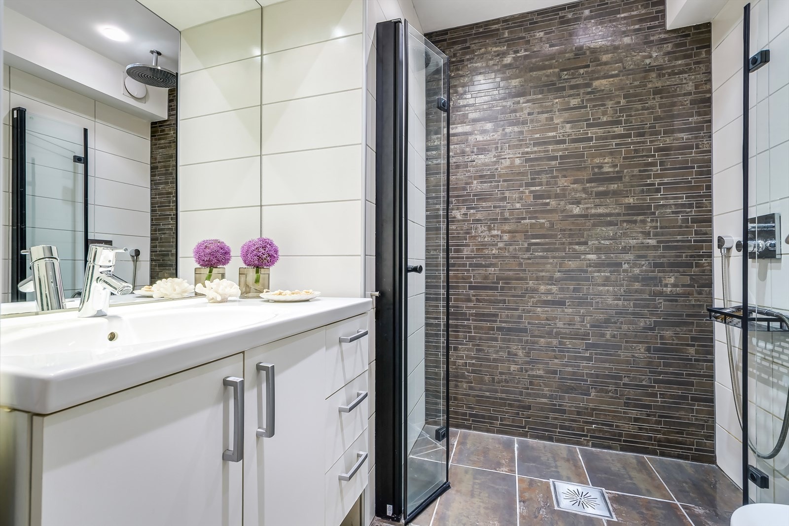 Badet ble rehabilitert i privat regi 2010 med bl.a nytt plast gulvsluk med klemring for foliemembran. Galleribilde