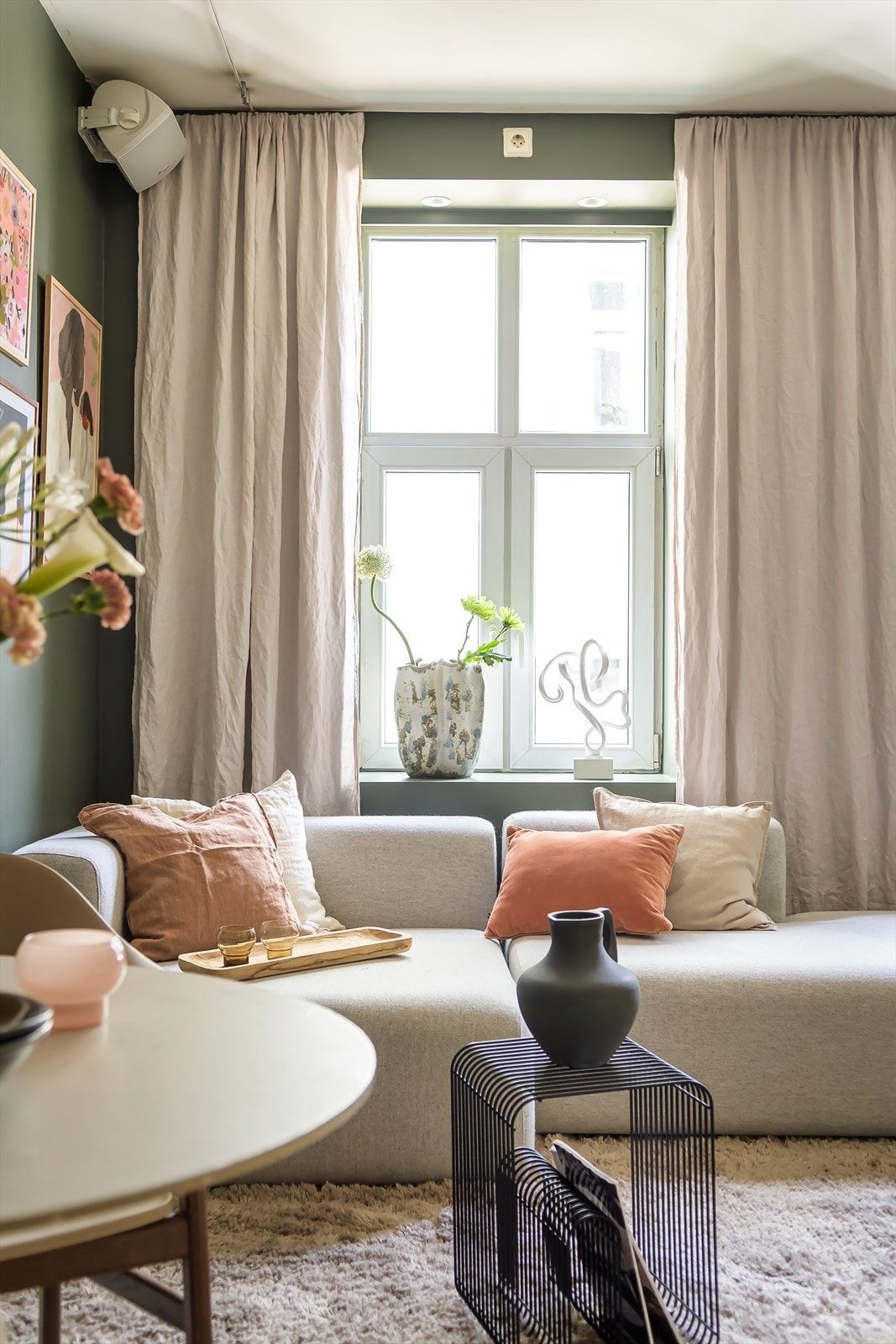 Rikelig med lysinnslipp fra store vindusflater. Galleribilde