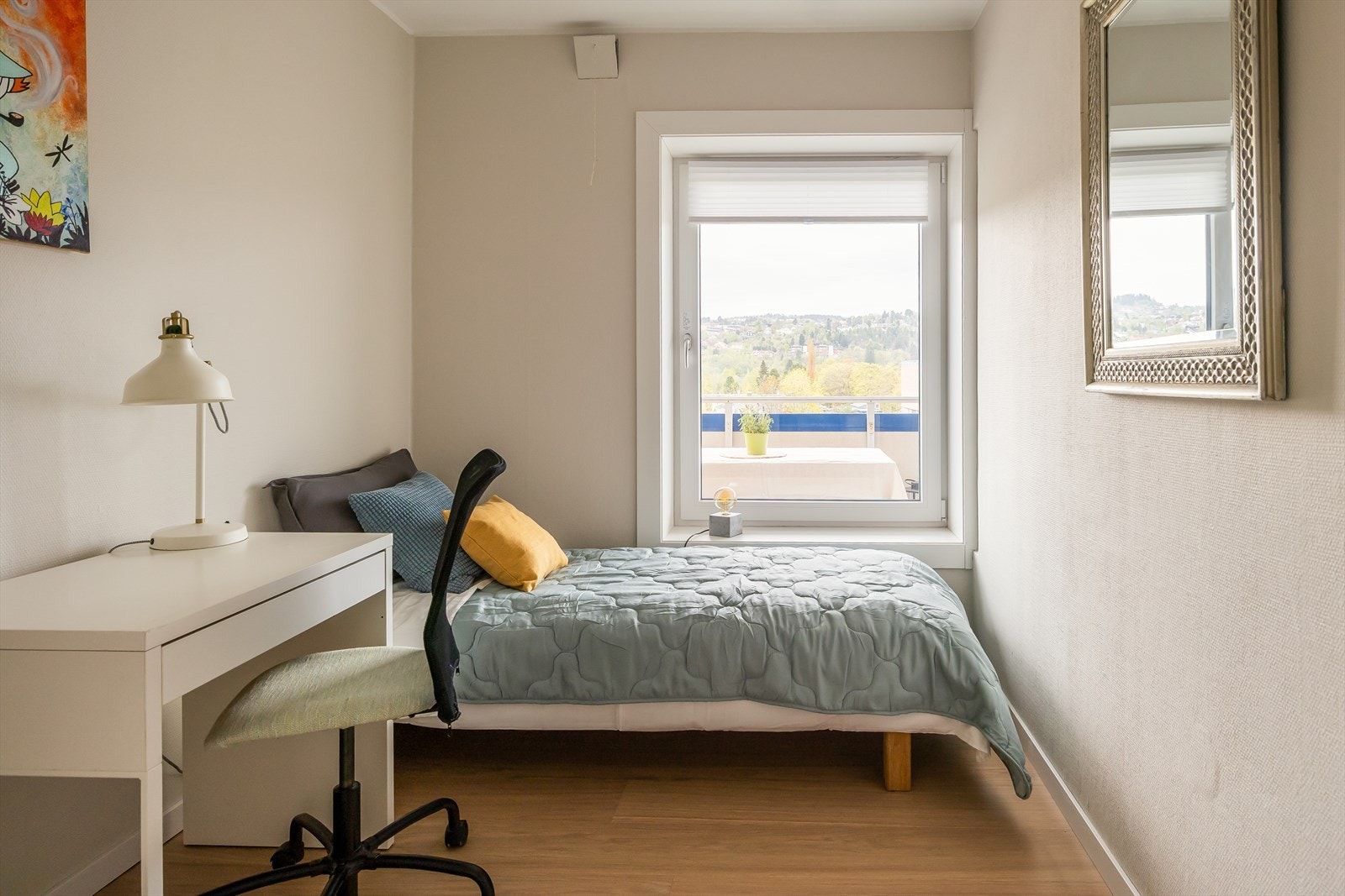 Dette er det andre soverommet på 6,6 m². Også her er det plass til blant annet seng og skrivepult. Galleribilde