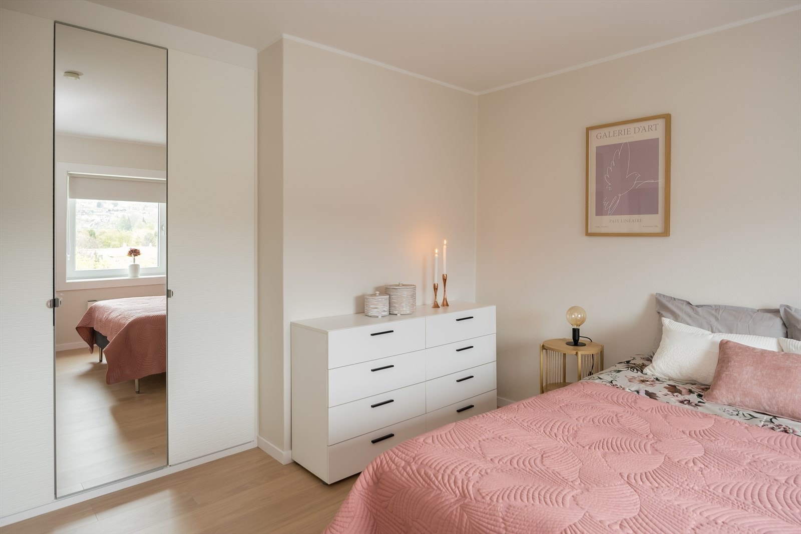 Det ble satt inn plassbygd garderobeskap på soverommet i 2018. Galleribilde