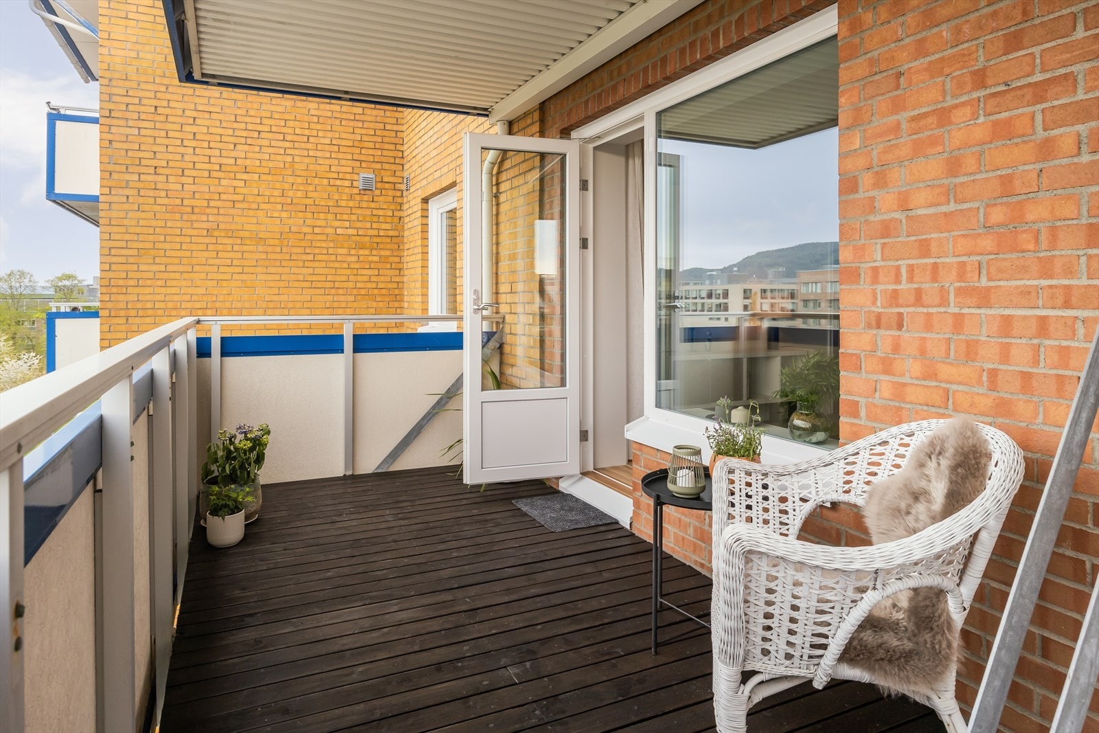 Her kan man nyte solen fra formiddag til kveld på sommerstid. Verandaen ble beiset i 2025, og både vinduene og balkongdøren ble byttet i 2023. Galleribilde