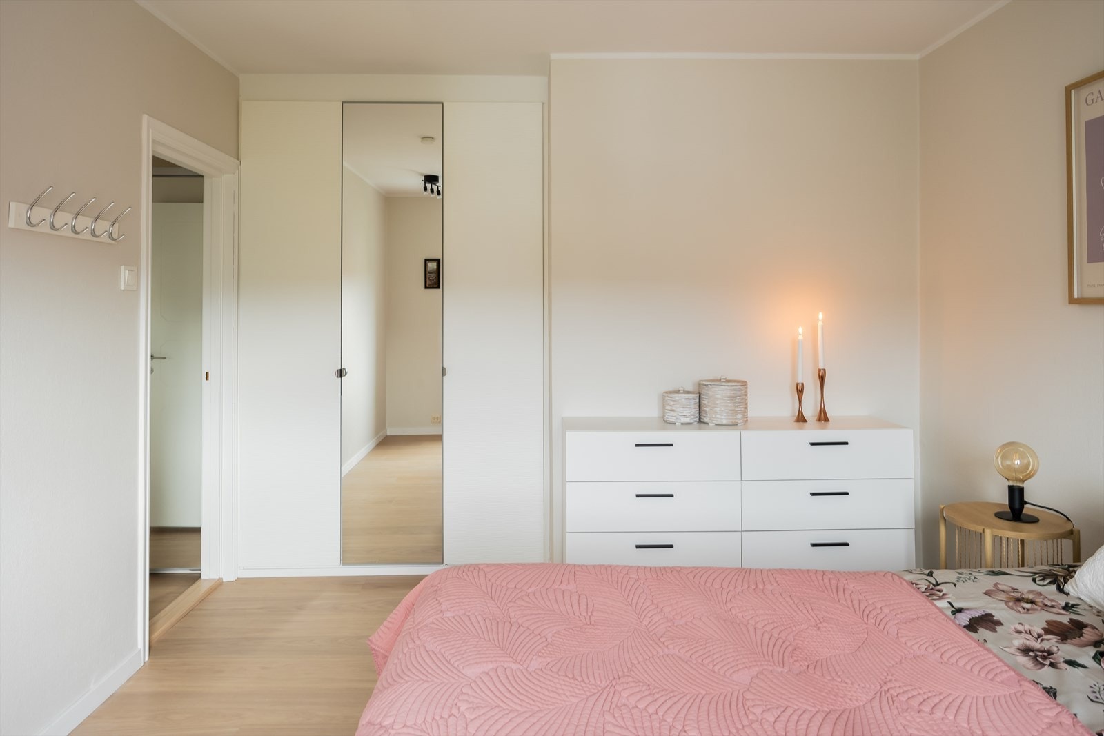 Felleskostnadene inkluderer blant annet tv, internett, betjening av andel fellesgjeld, kommunale avgifter, felles bygningsforsikring og diverse vedlikehold/drift iht. regnskap. Galleribilde