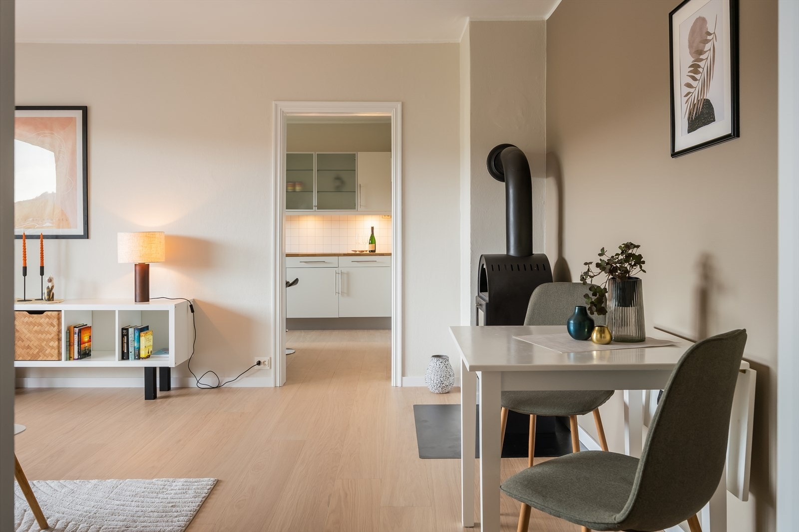 I 2025 ble veggene malt, og det ble lagt nytt herdet tregulv i leiligheten. Galleribilde