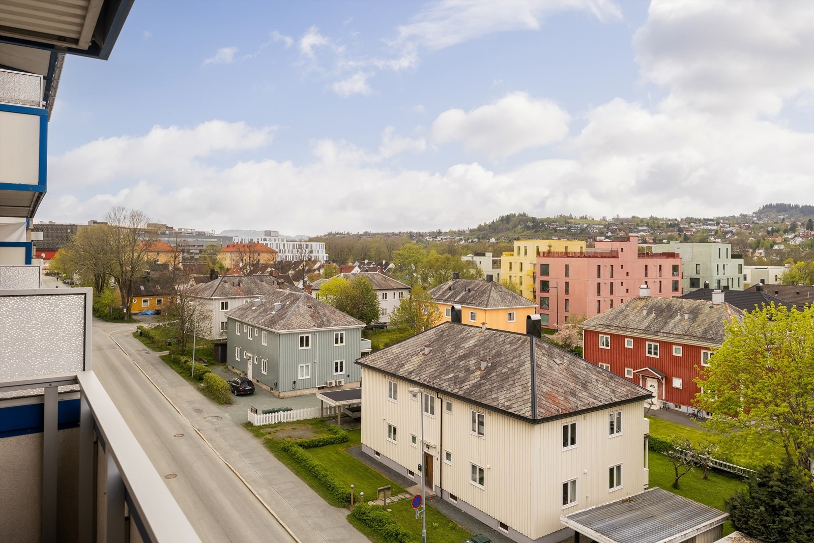 Leiligheten ligger ypperlig til i byggets 5. etasje og har derfor lite innsyn. Det er heis i bygget. Galleribilde