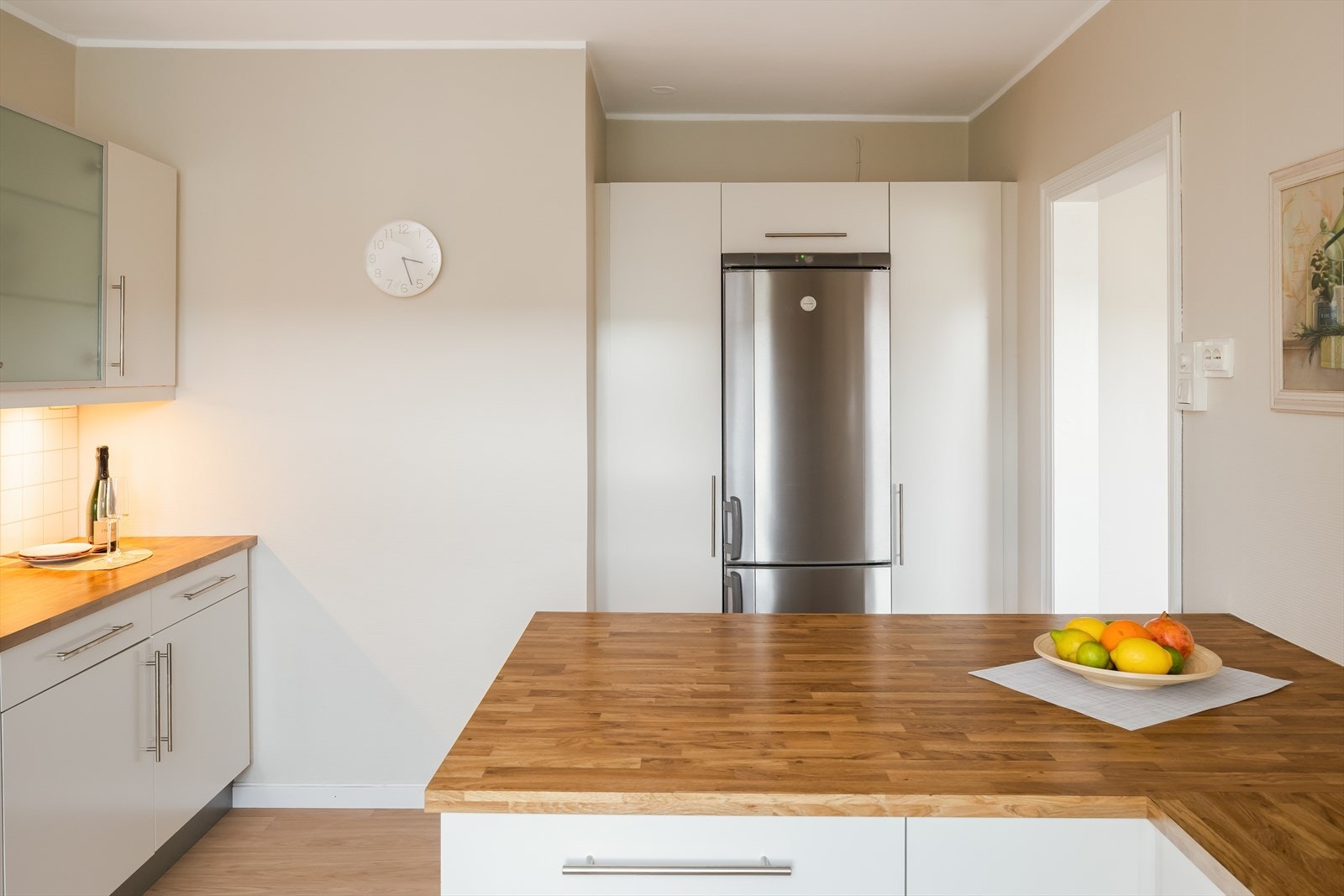 Integrerte hvitevarer som oppvaskmaskin, platetopp, stekeovn og kjøleskap medfølger handelen. Galleribilde