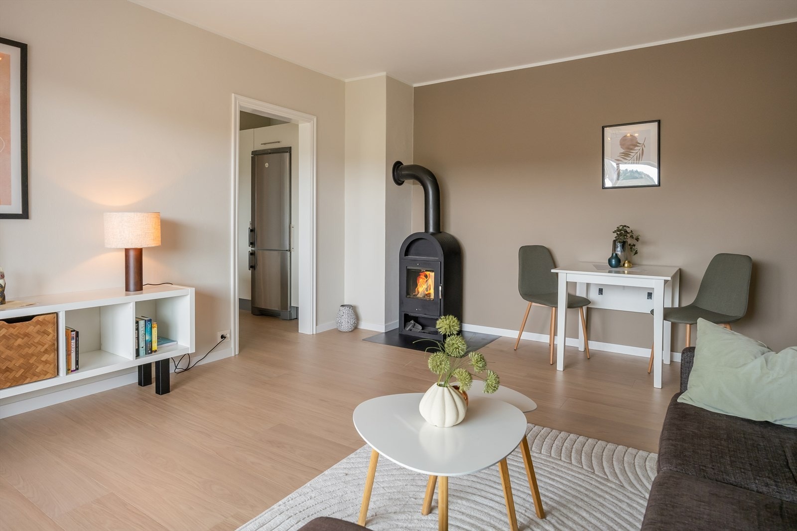 Leiligheten varmes opp via elektrisitet og vedfyring. Sistnevnte er en både trivelig og økonomisk måte å varme opp leiligheten på. Galleribilde