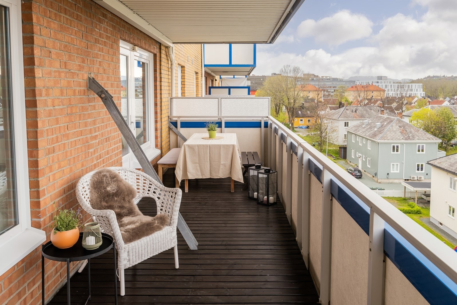 Direkte fra stuen ligger leilighetens solrike og vestvendte doble veranda på 17 m². Galleribilde