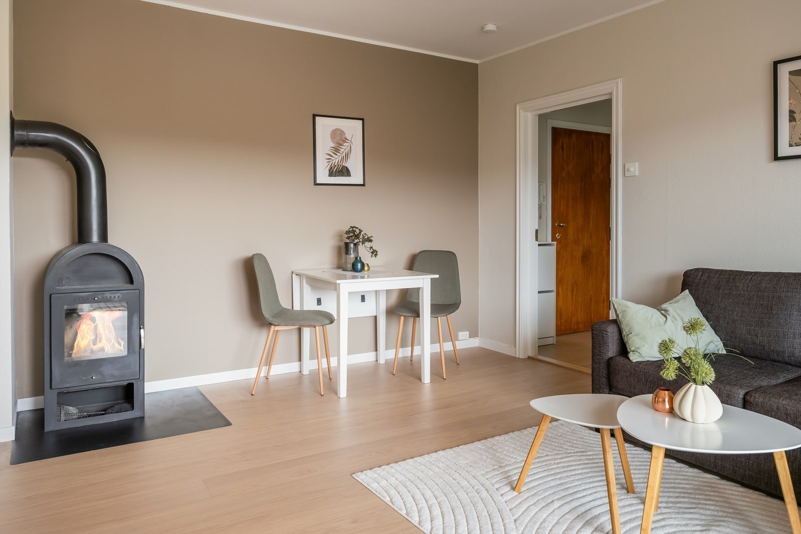 Leiligheten byr på en romslig stue på 18 m² med flere møbleringsmuligheter. Galleribilde