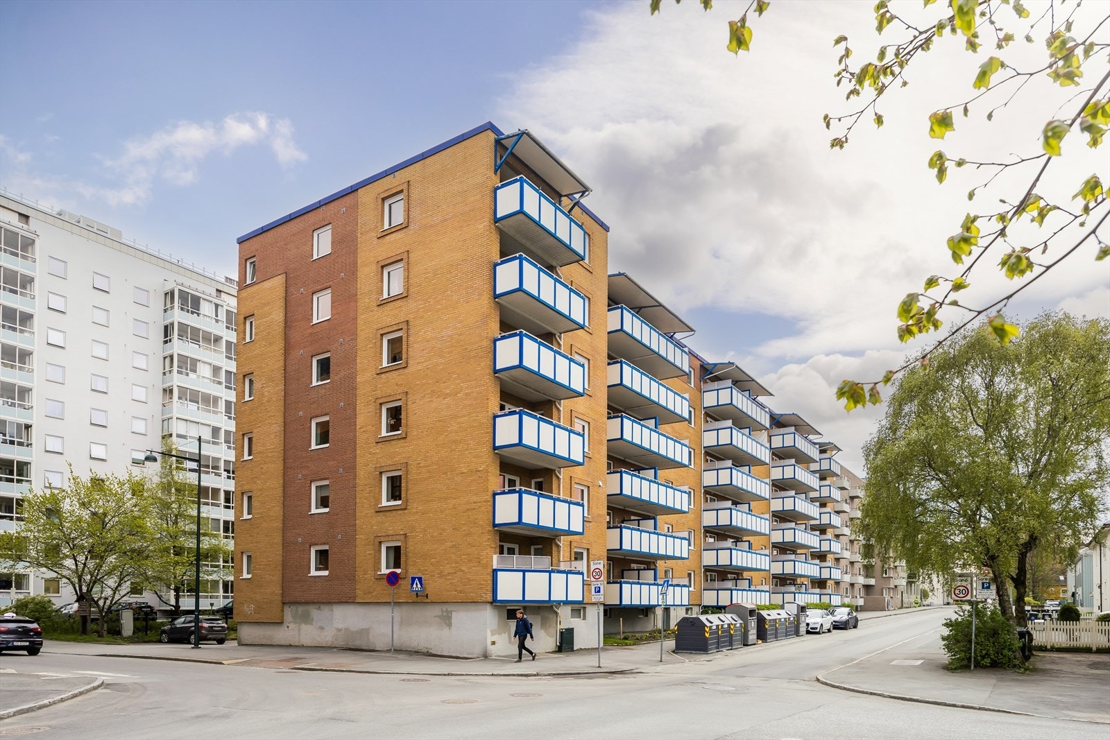 Fasade. Borettslaget disponerer parkeringsplasser det er mulig å søke om. Parkeringsplassene deles ut etter ansiennitet. Galleribilde