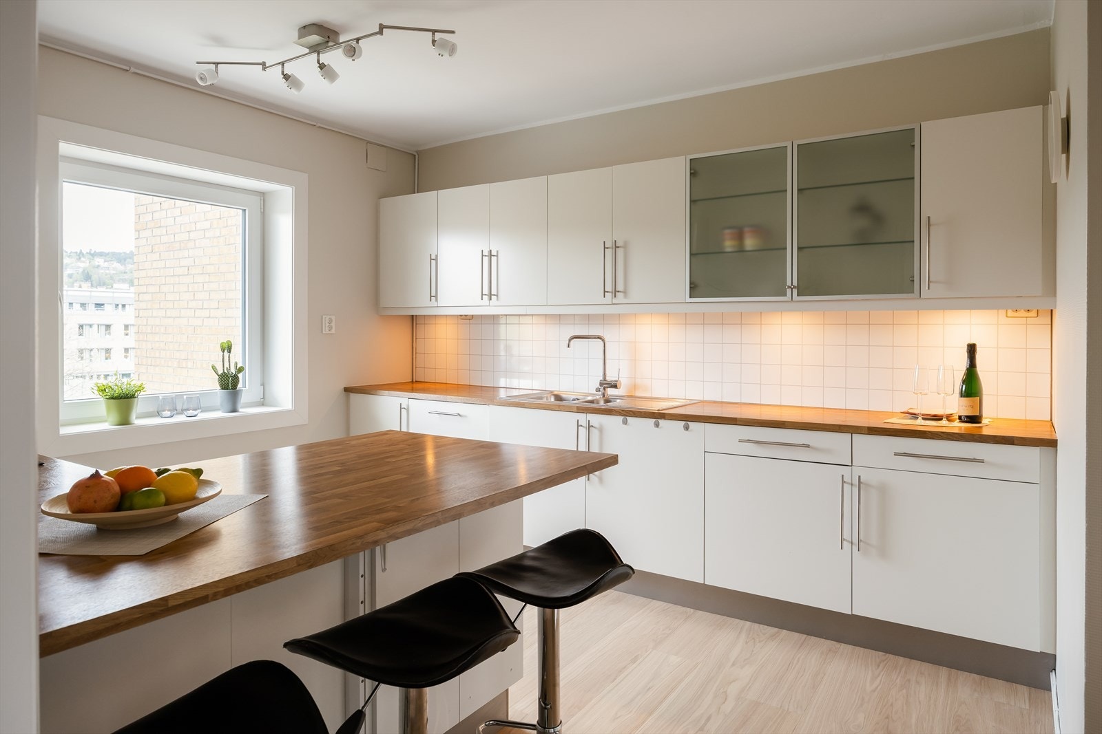 Tidløst kjøkken på 13 m² med slette lyse fronter. Galleribilde