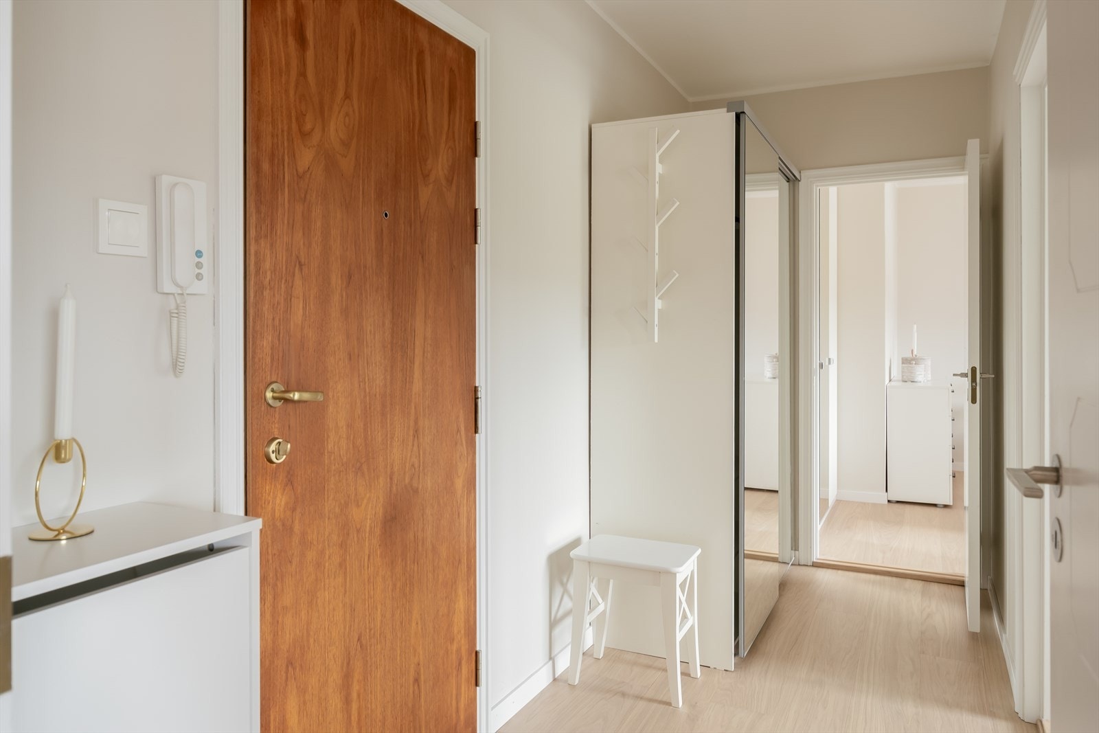Trivelig entré på 5,7 m². Leiligheten disponerer 3 boder for ekstra oppbevaring. Galleribilde